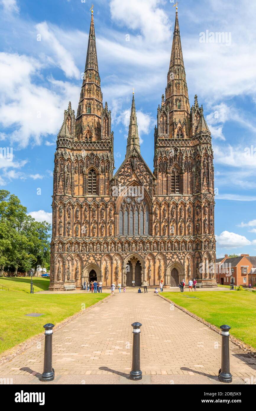 Blick auf die Fassade der Lichfield Cathedral West, Lichfield, Staffordshire, England, Großbritannien, Europa Stockfoto