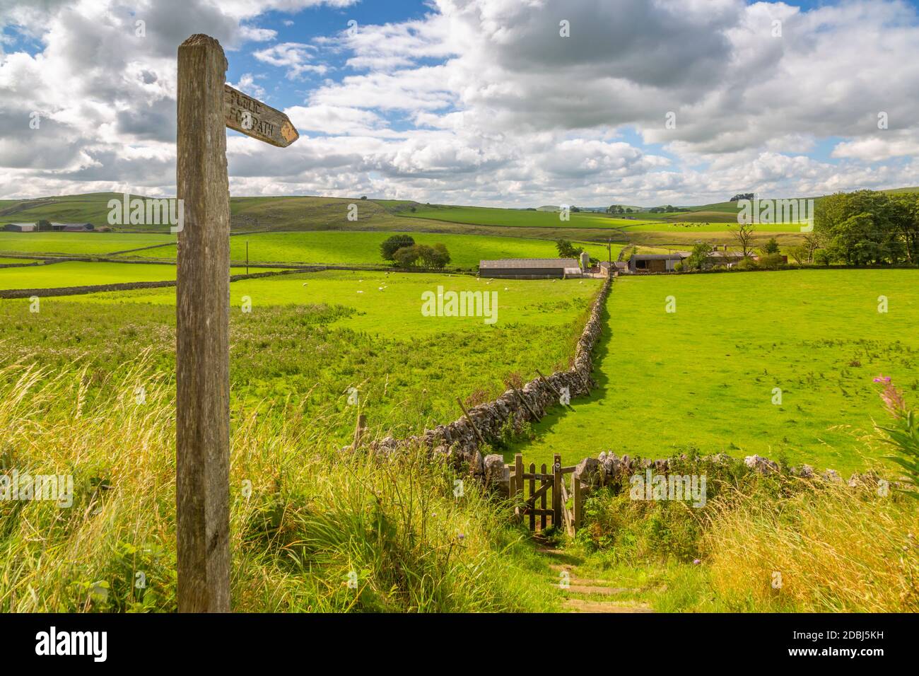 Blick auf Wanderzeichen und Ackerland, Tissington, Peak District National Park, Derbyshire, England, Großbritannien, Europa Stockfoto