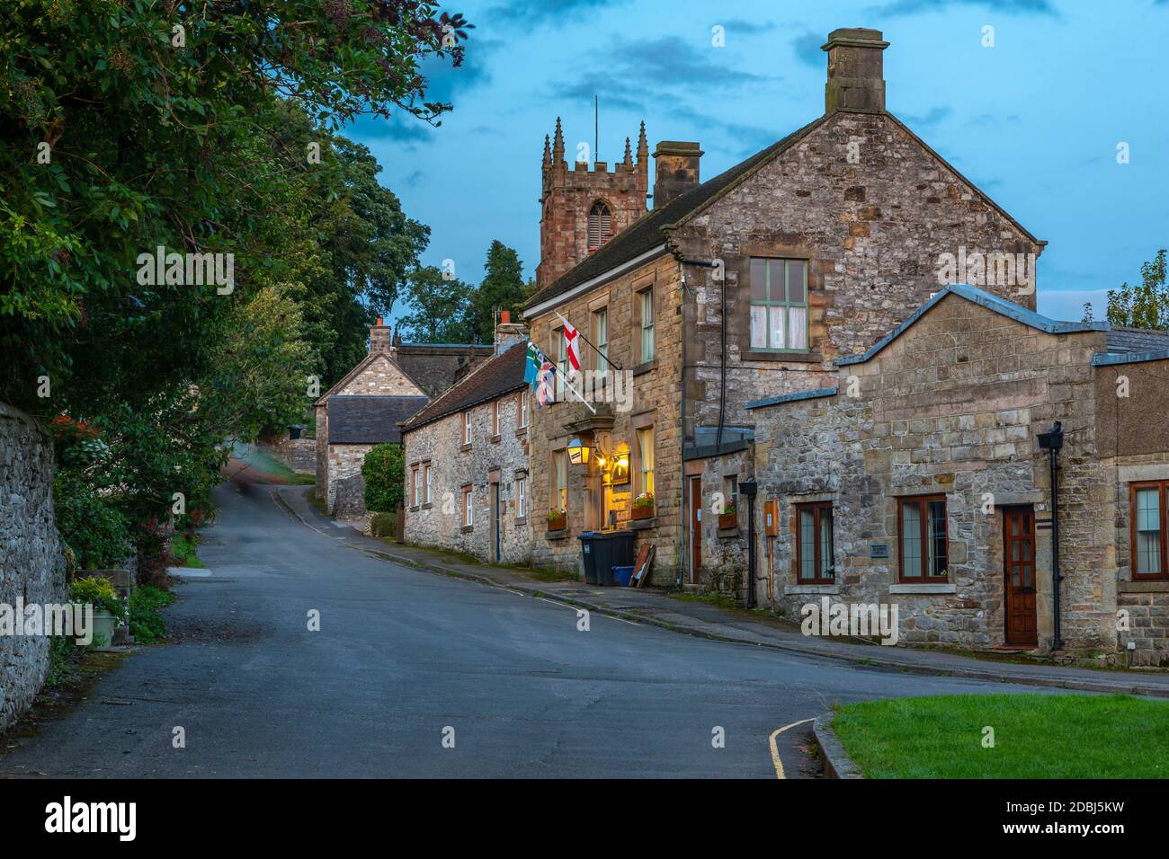 Blick auf Dorfhäuser und St. Giles' Church in der Abenddämmerung, Hartington, Peak District National Park, Derbyshire, England, Großbritannien, Europa Stockfoto