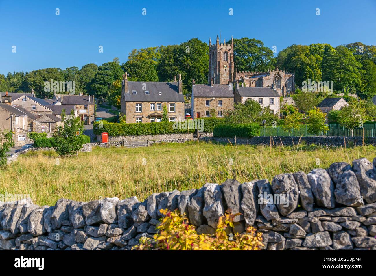 Blick auf Dorfkirche und Trockenmauern, Hartington, Peak District National Park, Derbyshire, England, Großbritannien, Europa Stockfoto