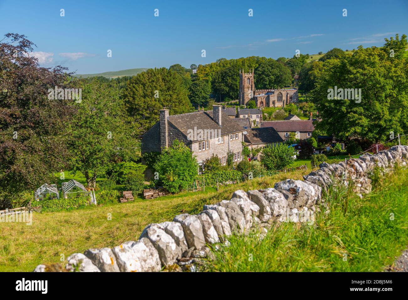 Blick auf Dorfkirche und Trockenmauern, Hartington, Peak District National Park, Derbyshire, England, Großbritannien, Europa Stockfoto