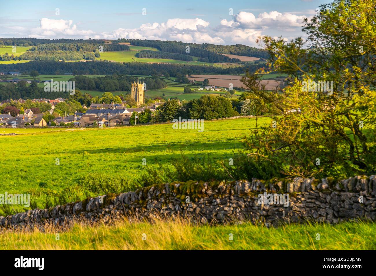 Blick auf Trockenmauern und Youlgrave Village, Peak District National Park, Derbyshire, England, Großbritannien, Europa Stockfoto