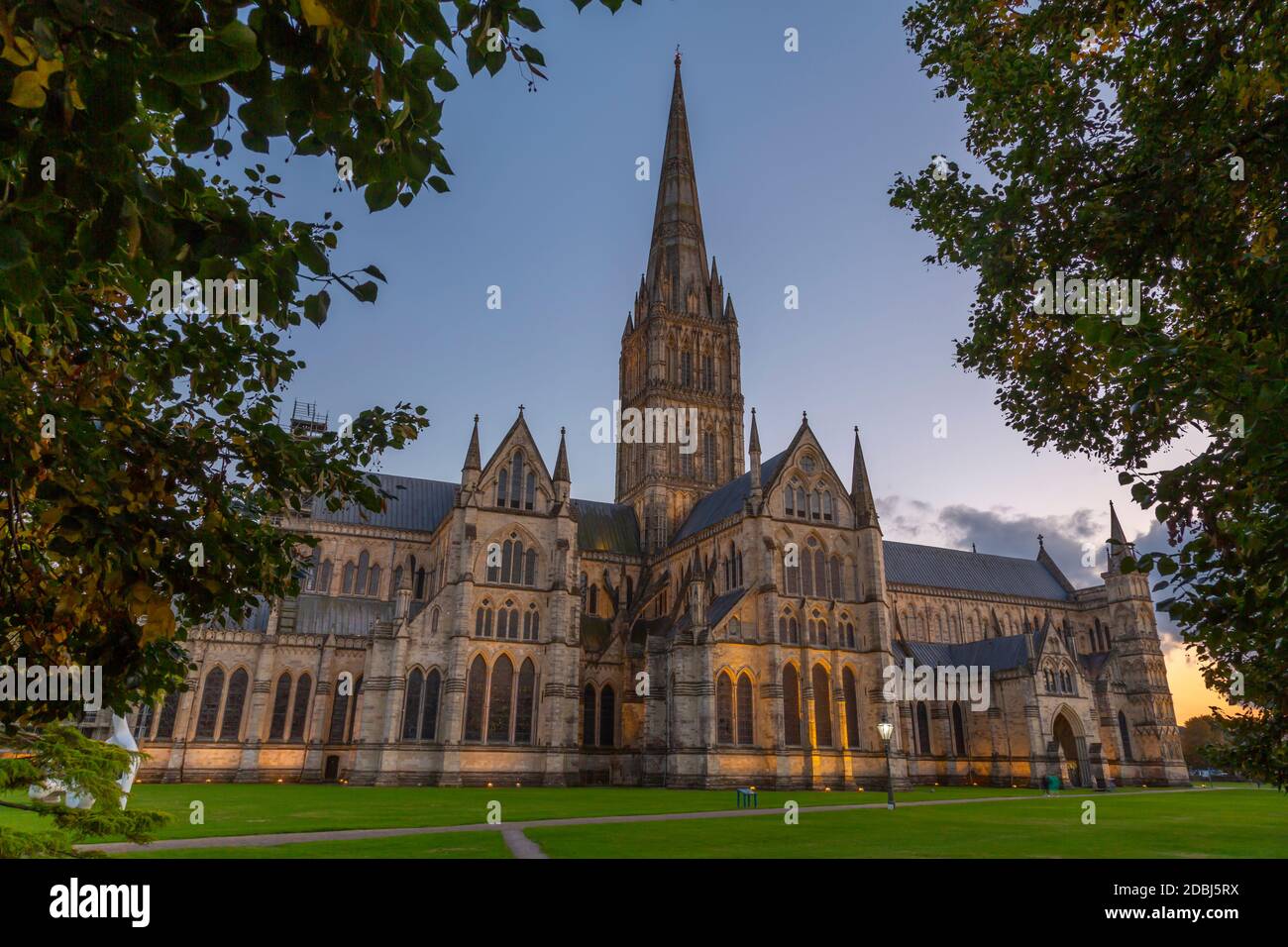 Blick auf die Salisbury Cathedral in der Abenddämmerung, Salisbury, Wiltshire, England, Großbritannien, Europa Stockfoto