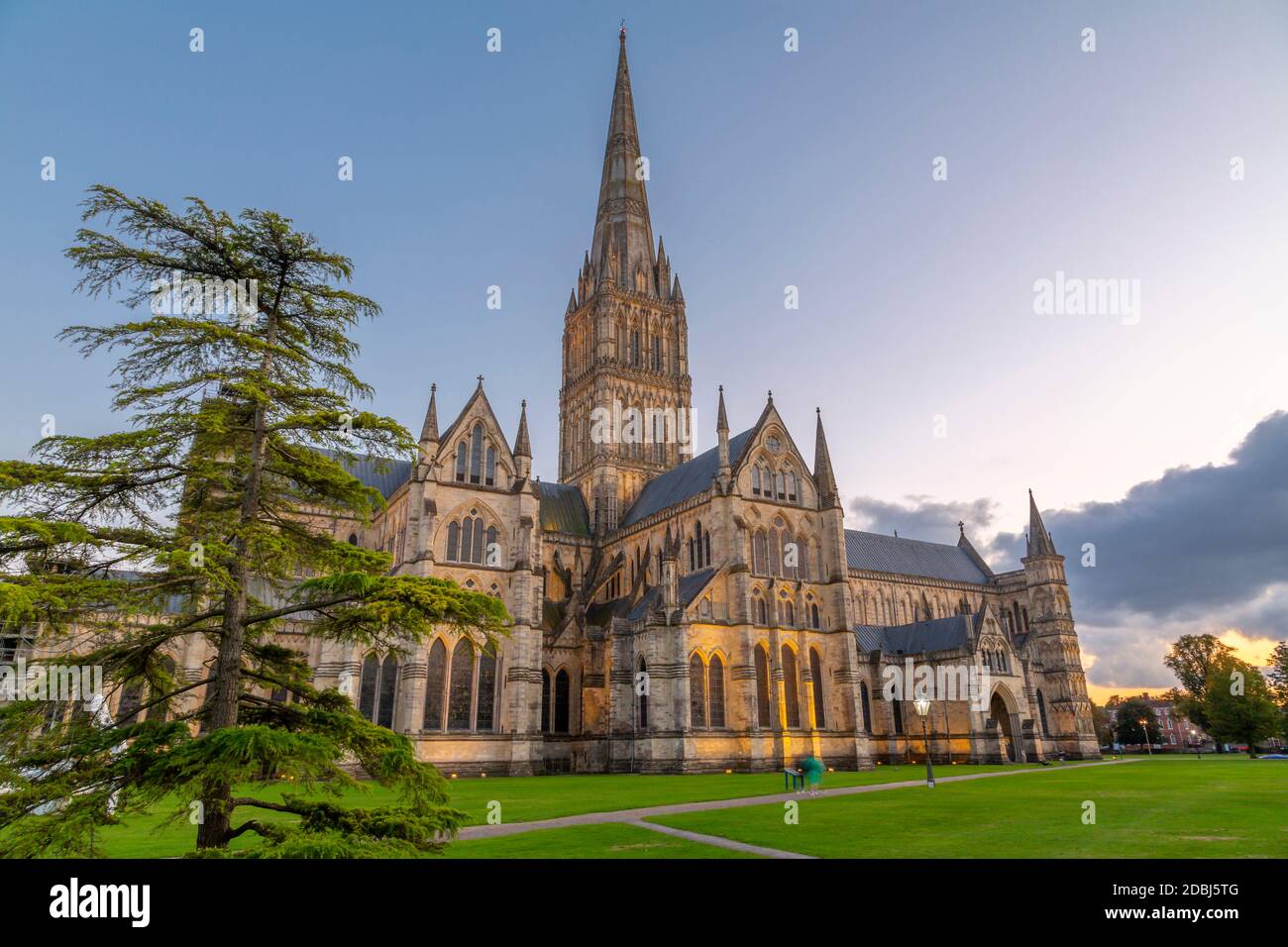 Blick auf die Salisbury Cathedral in der Abenddämmerung, Salisbury, Wiltshire, England, Großbritannien, Europa Stockfoto
