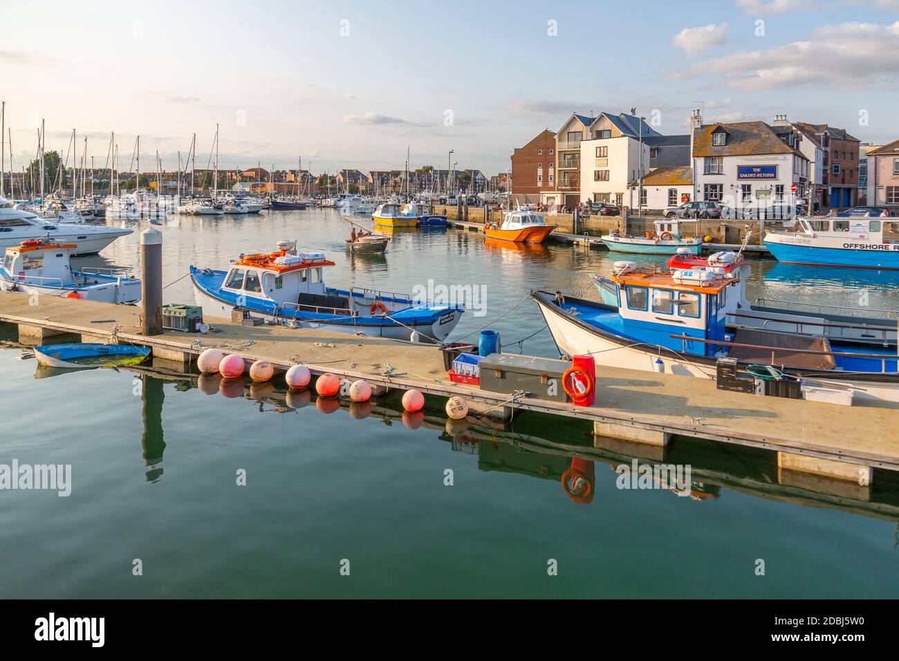 Blick auf Hafenboote und Kaimandhäuser, Weymouth, Dorset, England, Großbritannien, Europa Stockfoto