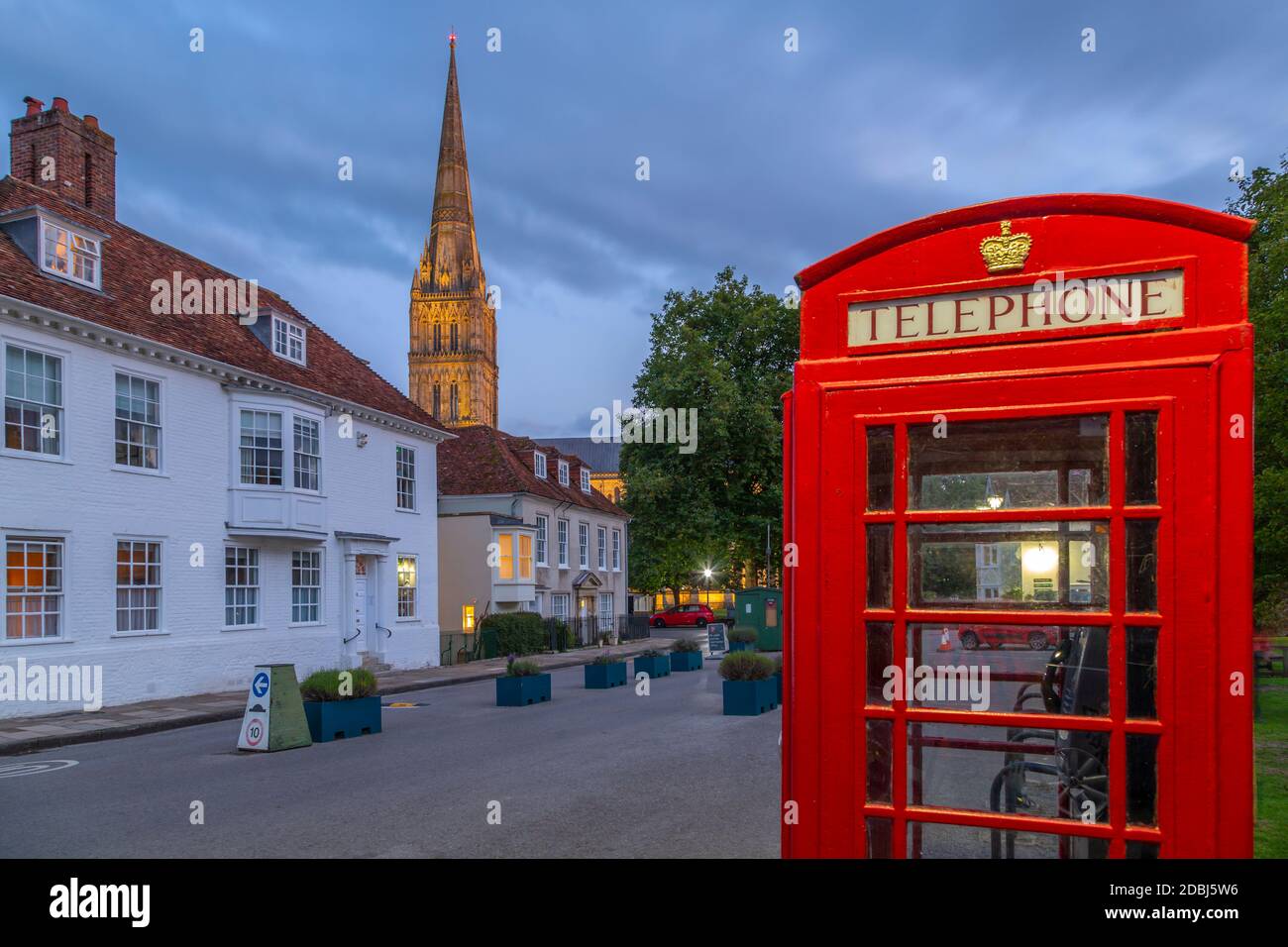 Blick auf Salisbury Cathedral und rote Telefondose in der Abenddämmerung, Salisbury, Wiltshire, England, Großbritannien, Europa Stockfoto