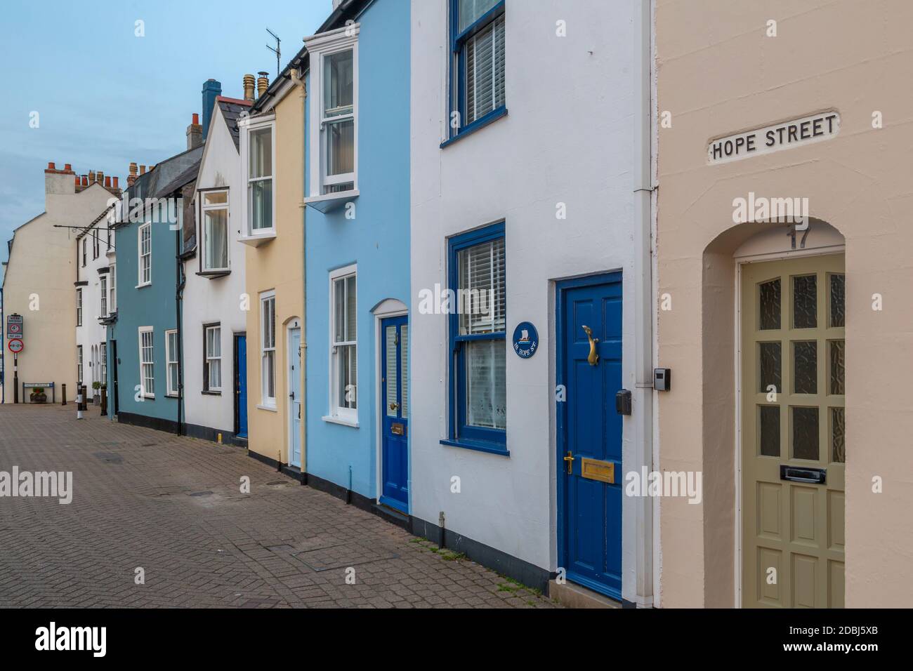 Blick auf bunte Häuser mit Blick auf den alten Hafen und Kais Häuser in der Abenddämmerung, Weymouth, Dorset, England, Großbritannien, Europa Stockfoto