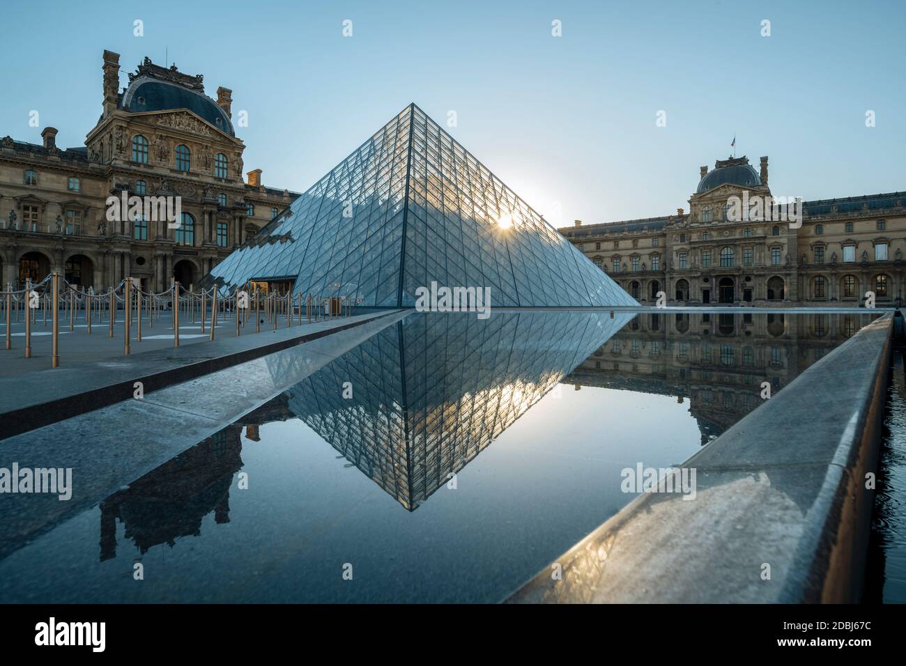 Louvre Museum und Pyramide im Morgengrauen, Paris, Ile-de-France, Frankreich, Europa Stockfoto