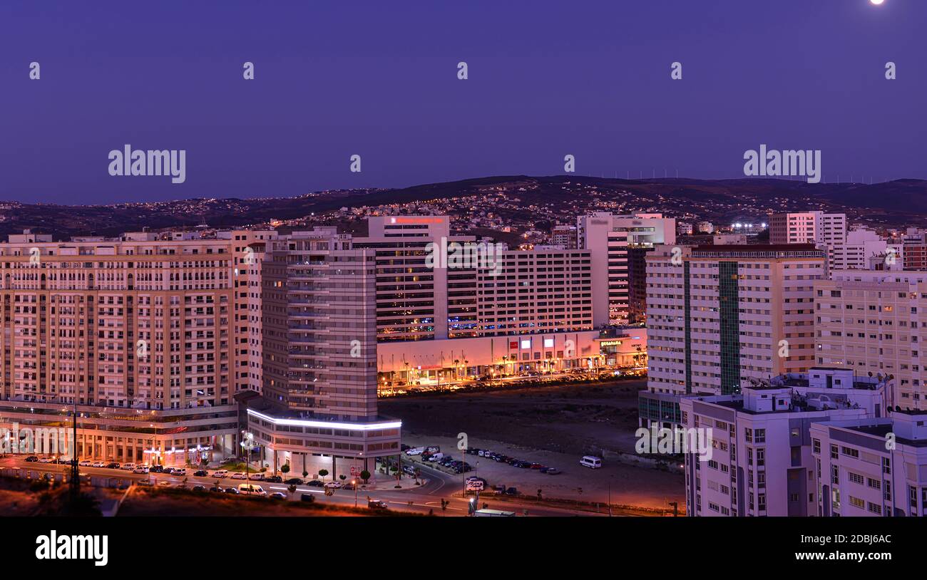 Panoramablick auf Tanger bei Nacht. Tanger ist eine marokkanische Stadt im Norden Marokkos in Afrika. Stockfoto