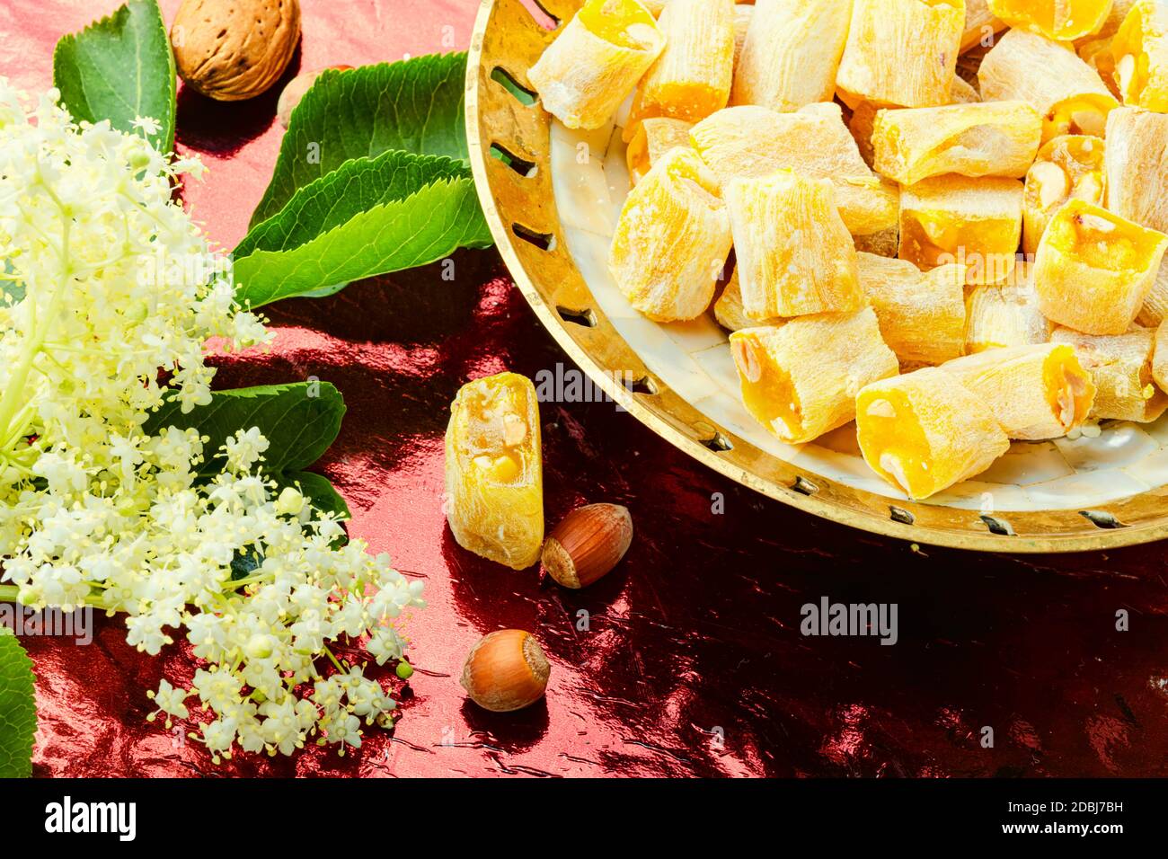 Traditionelle orientalische Süße, türkisches Delight Lokum mit Holunderbeergeschmack. Stockfoto