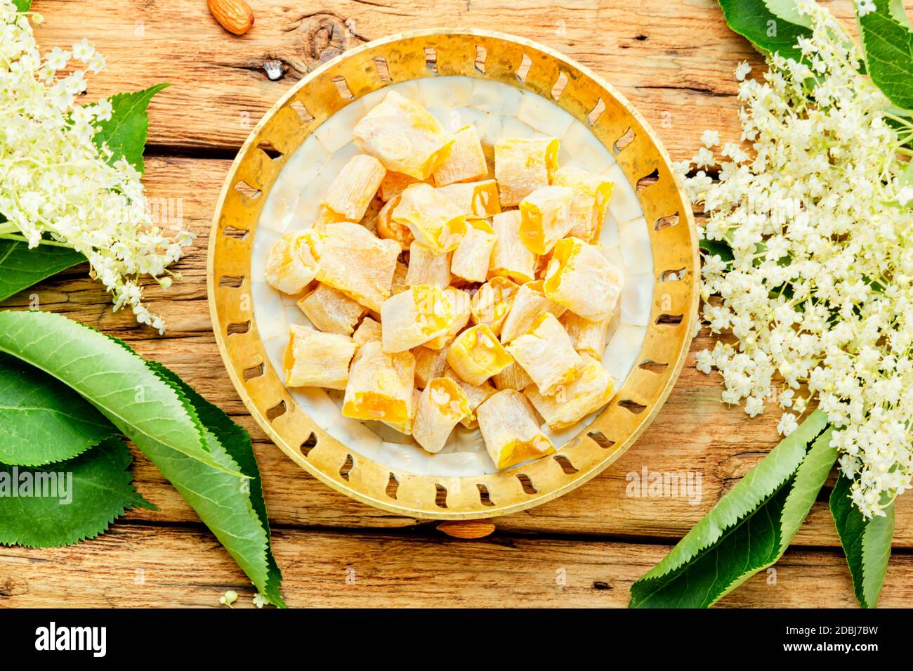 Traditionelle orientalische Süße, türkisches Delight Lokum mit Holunderbeergeschmack. Östliche Süßigkeiten Stockfoto