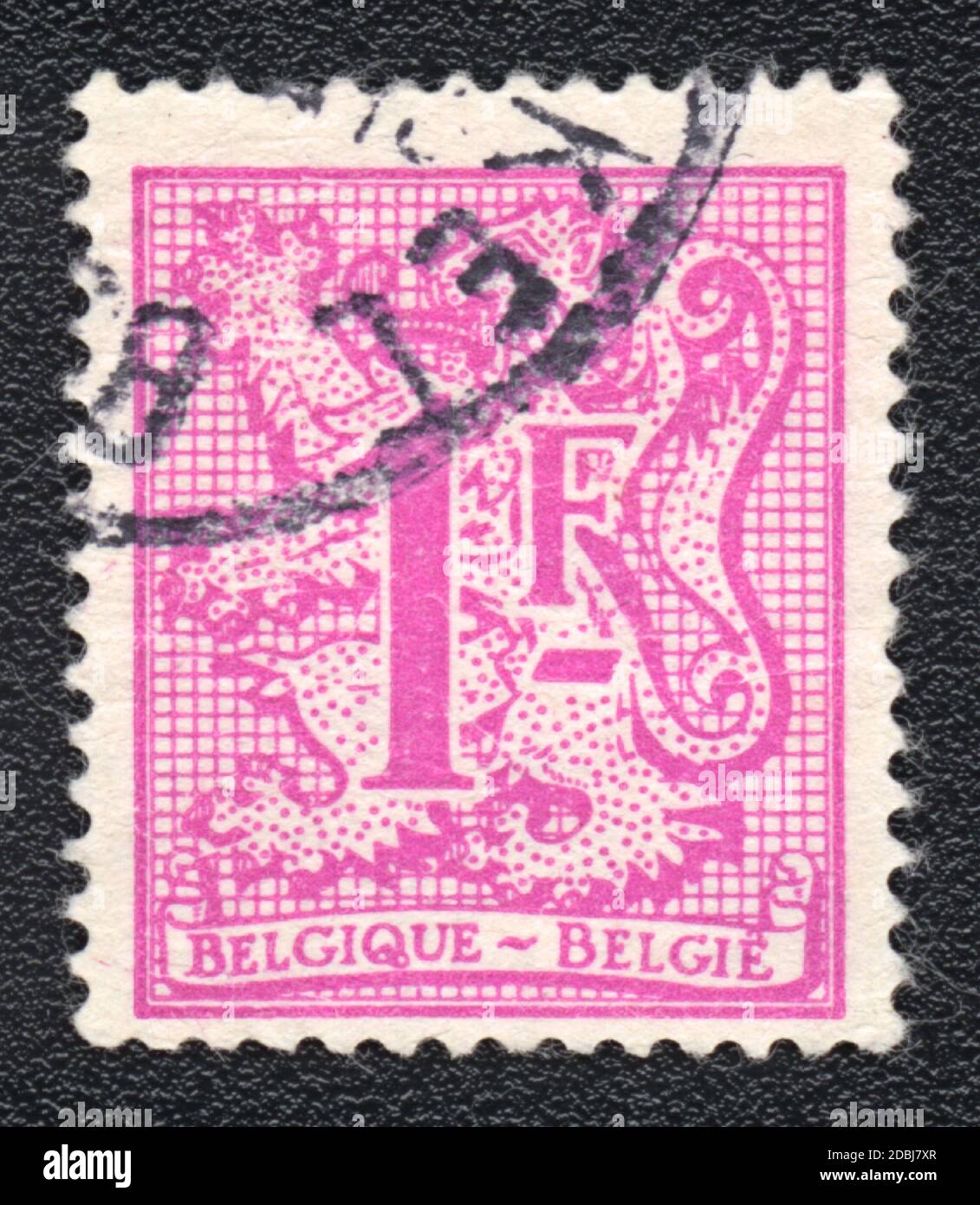 Eine in Belgien gedruckte Briefmarke zeigt einen Wappentier und Wert 1F in  rosa Farbe, um 1968 Stockfotografie - Alamy