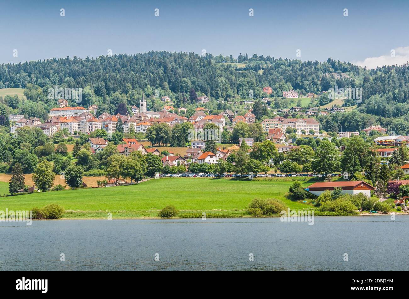 Villers-le-Lac am Ufer des Doubs und des Doubs Wasserfälle in Frankreich Stockfoto