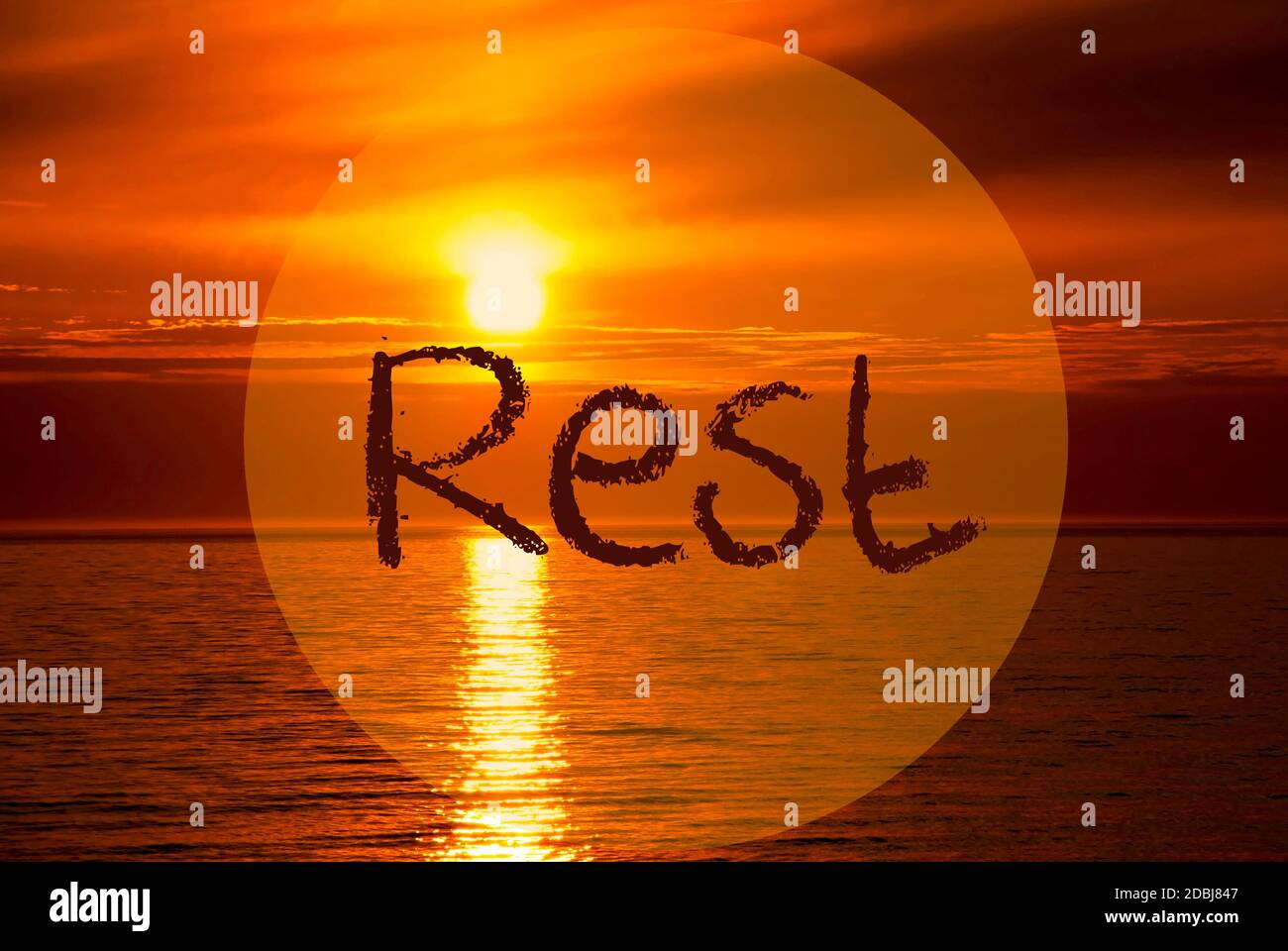 Rest Des Englischen Textes. Romantischer Sonnenuntergang Oder Sonnenaufgang Am Meer Oder Meer Im Hintergrund Stockfoto