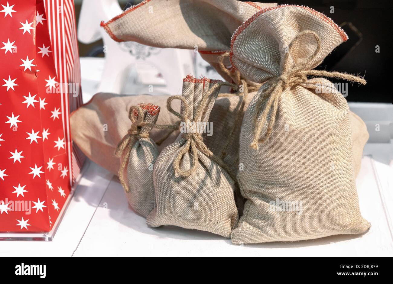 Sackbeutel mit Kordelzug zum Verpacken von Weihnachtsgeschenken. Stockfoto