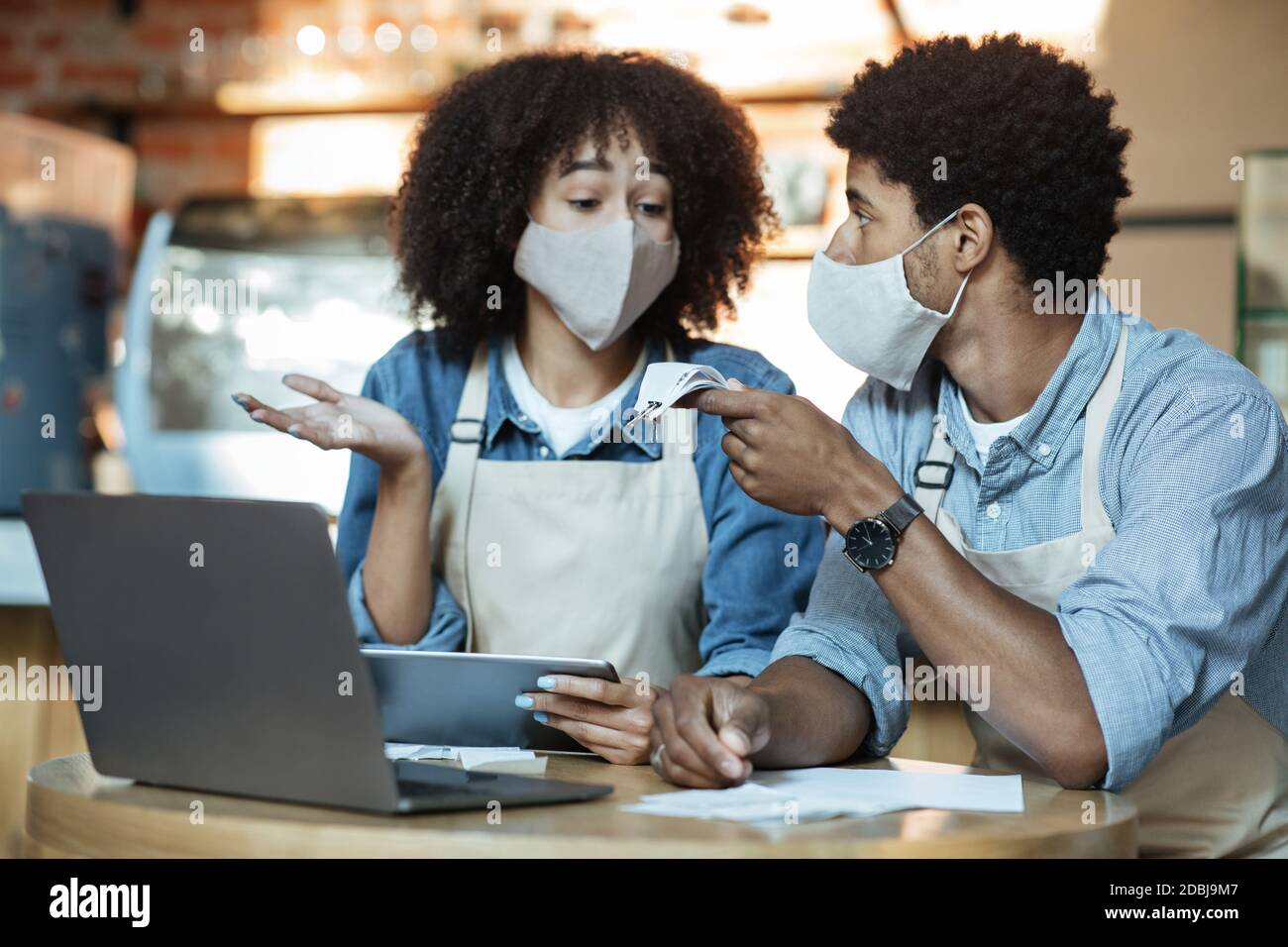 Streitigkeiten, Geldprobleme, Ruin während der covid-19 Pandemie Stockfoto