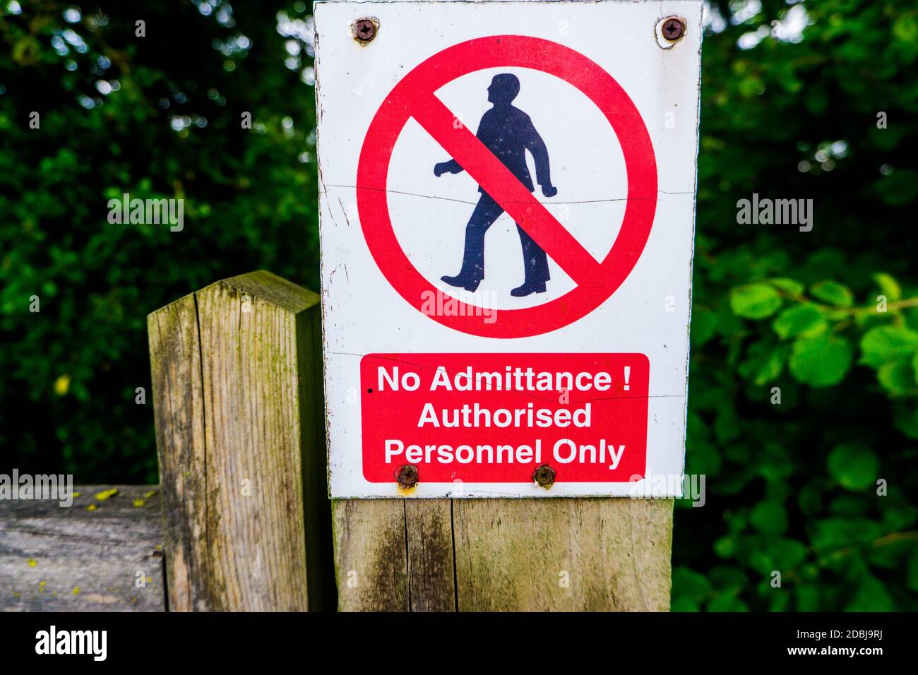 Streng keine Zulassung zu unbefugten Personen auf hölzernen Tor Post Cumbria Stockfoto