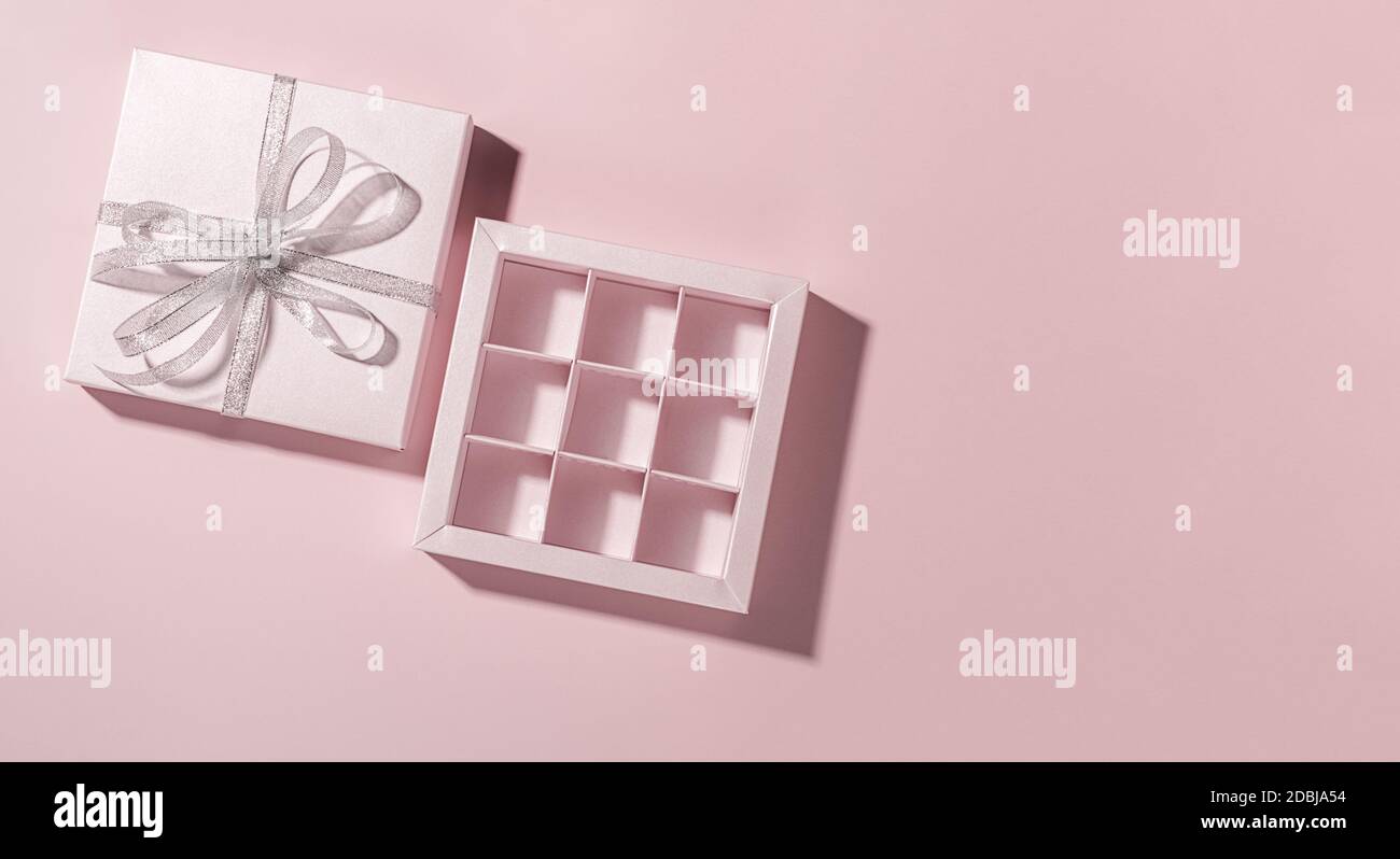 Candy Geschenkbox leer rosa Hintergrund. Vorlage Werbung Schokolade Süßigkeiten Stockfoto