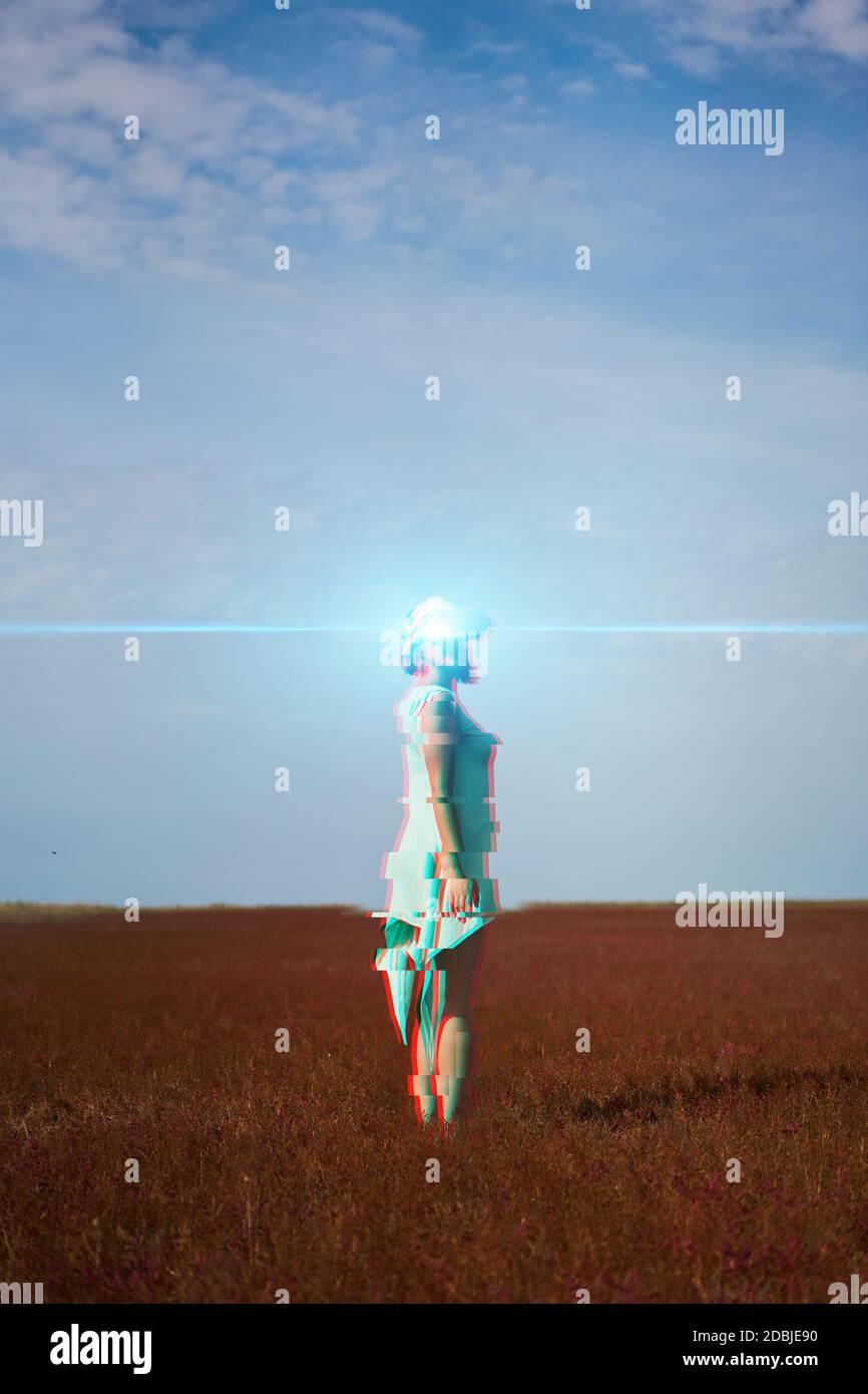 Frau geht in die virtuelle Realität mit Virtual-Reality-Headset. Bild mit Glitch-Effekt. Stockfoto