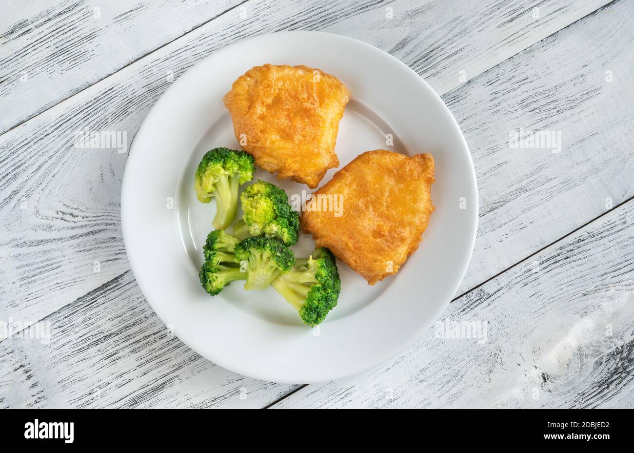 Portion zerbroschenen Fisch mit gedämpftem Brokkoli Stockfoto