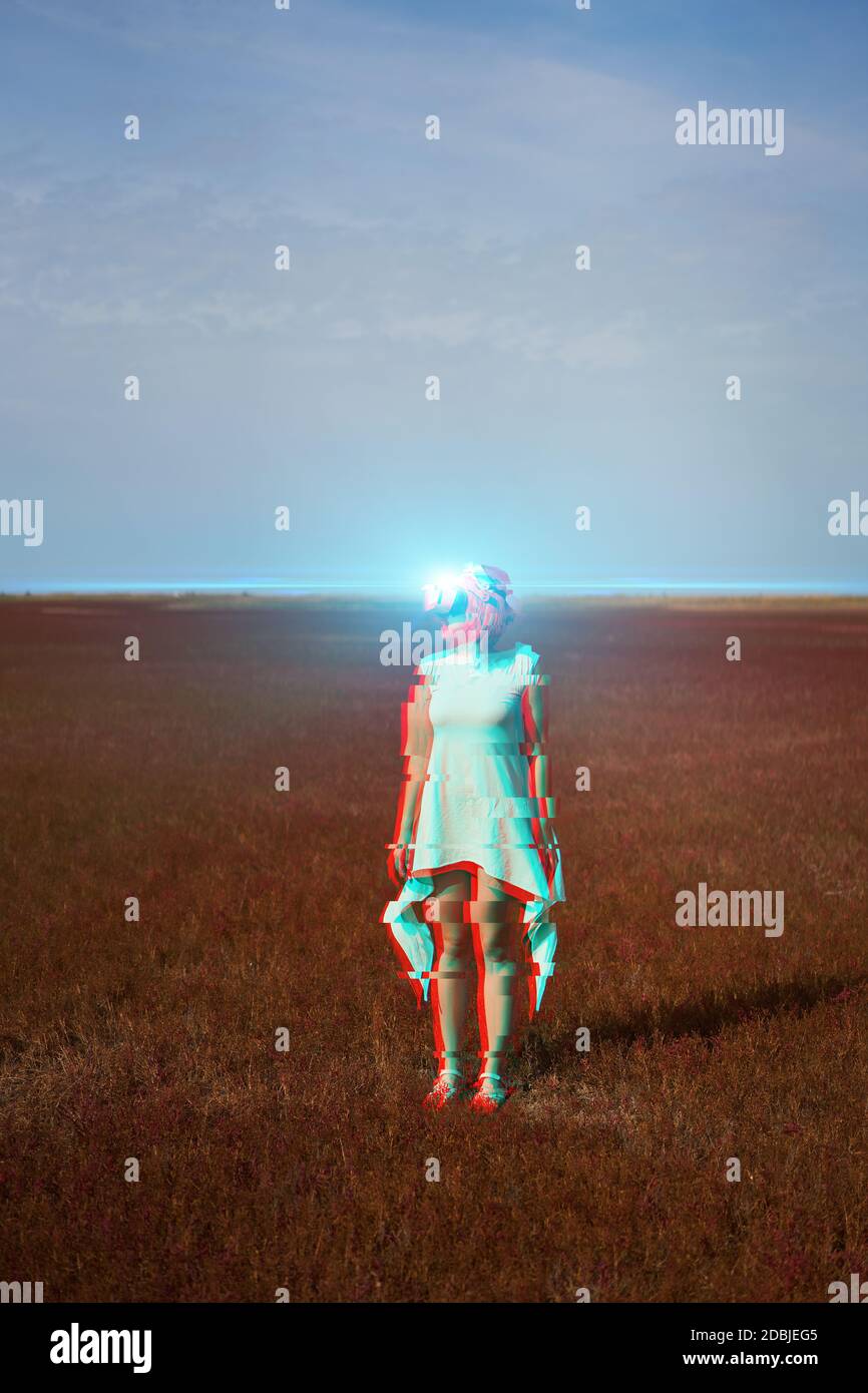 Frau geht in die virtuelle Realität mit Virtual-Reality-Headset. Bild mit Glitch-Effekt. Stockfoto