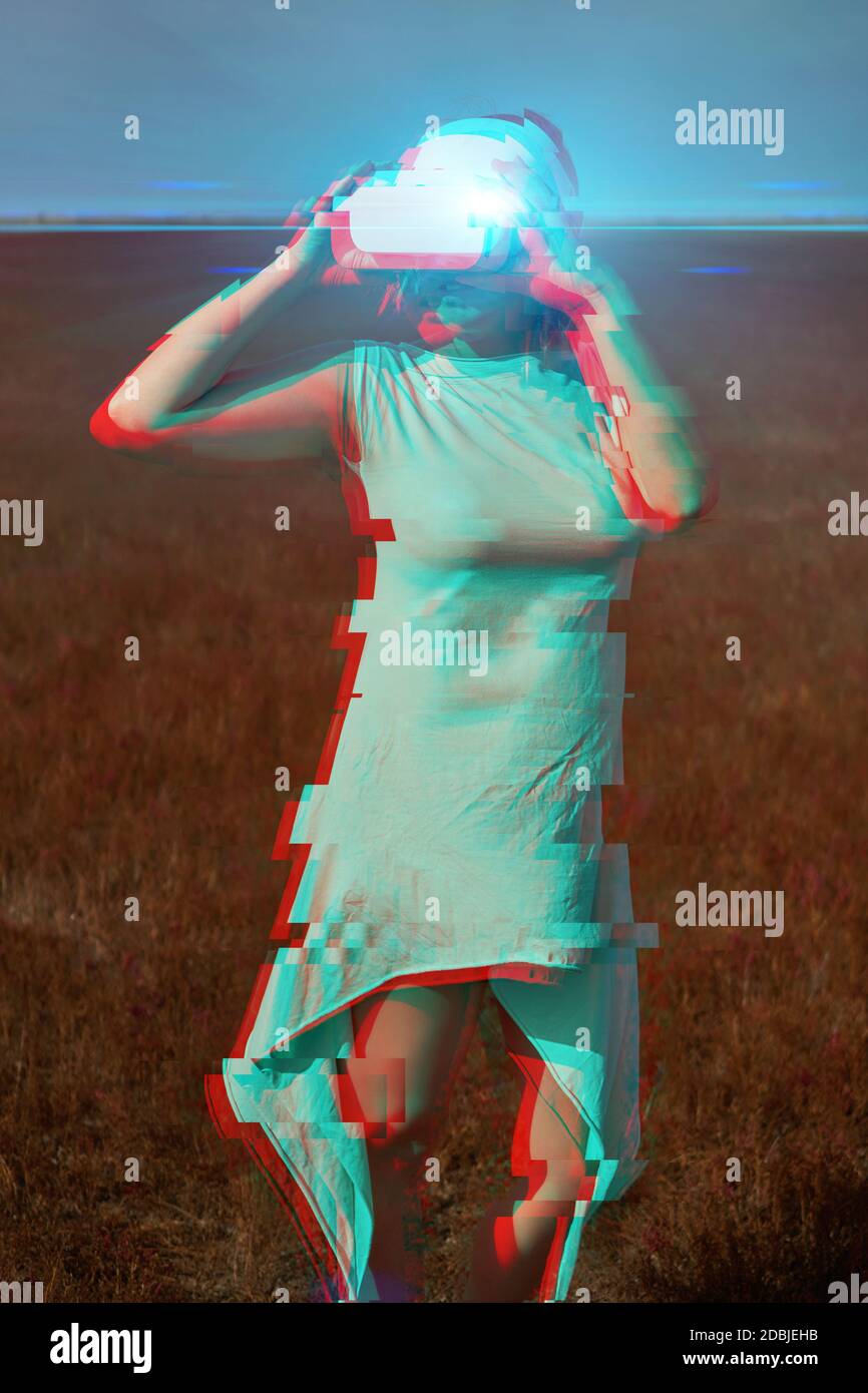 Frau geht in die virtuelle Realität mit Virtual-Reality-Headset. Bild mit Glitch-Effekt. Stockfoto