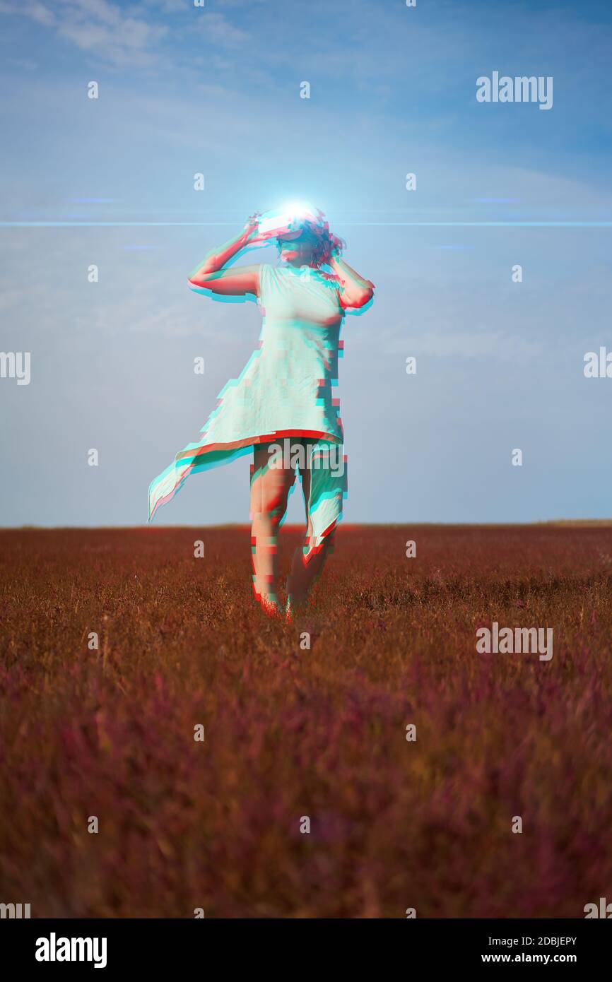 Frau geht in die virtuelle Realität mit Virtual-Reality-Headset. Bild mit Glitch-Effekt. Stockfoto