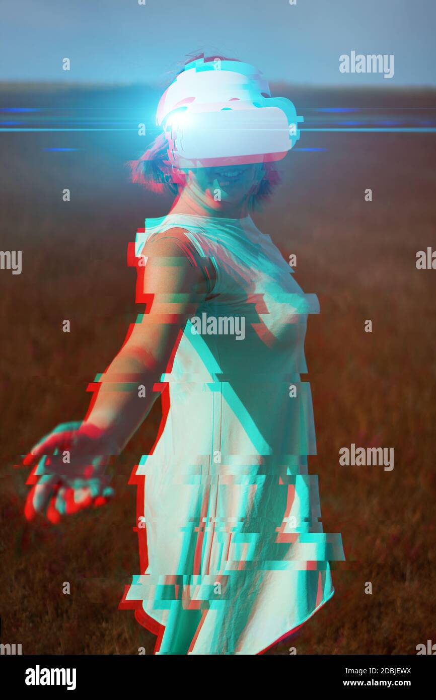 Frau geht in die virtuelle Realität mit Virtual-Reality-Headset. Bild mit Glitch-Effekt. Stockfoto