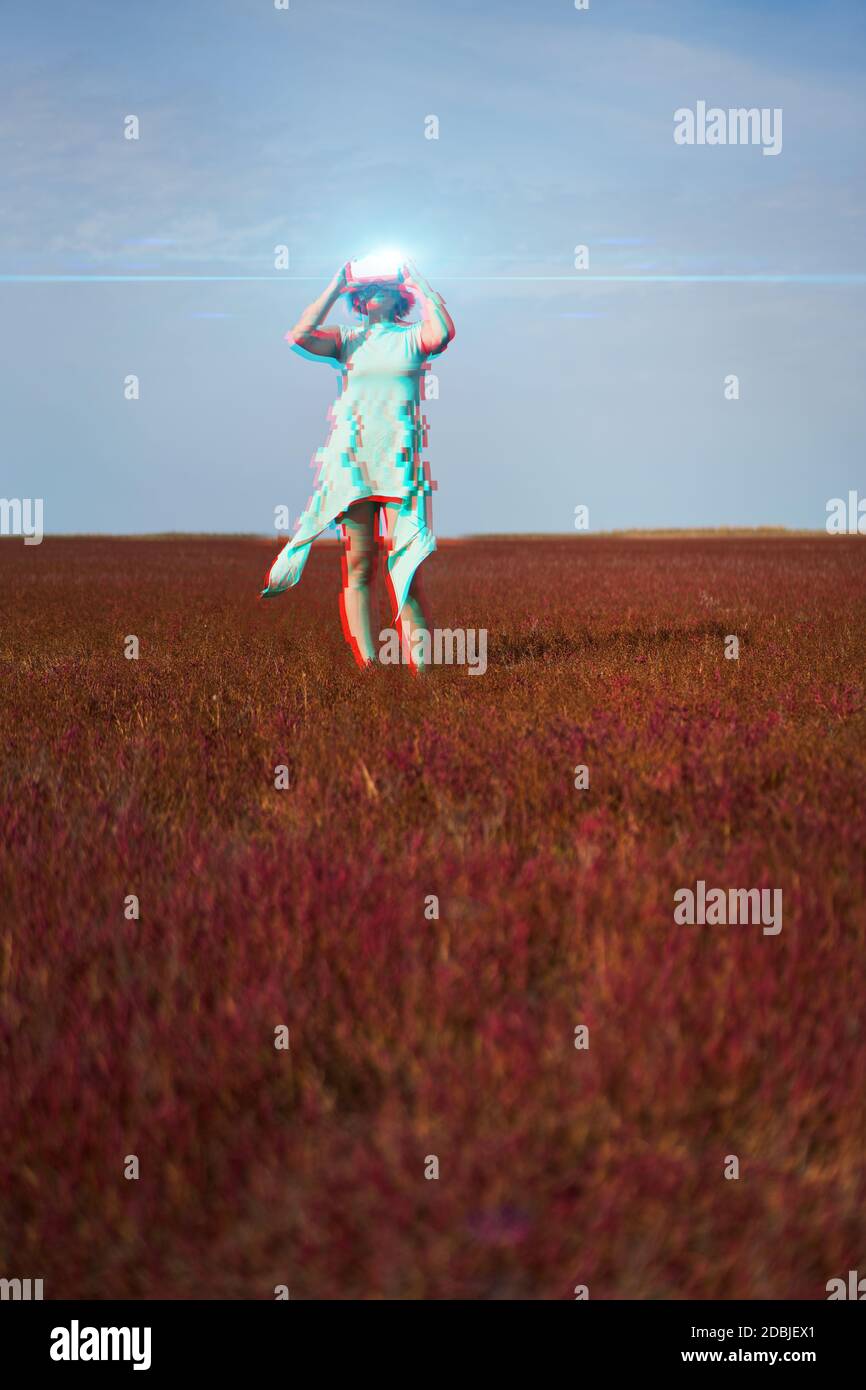 Frau geht in die virtuelle Realität mit Virtual-Reality-Headset. Bild mit Glitch-Effekt. Stockfoto