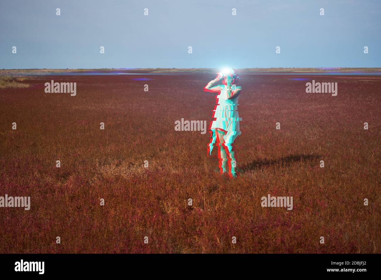 Frau geht in die virtuelle Realität mit Virtual-Reality-Headset. Bild mit Glitch-Effekt. Stockfoto