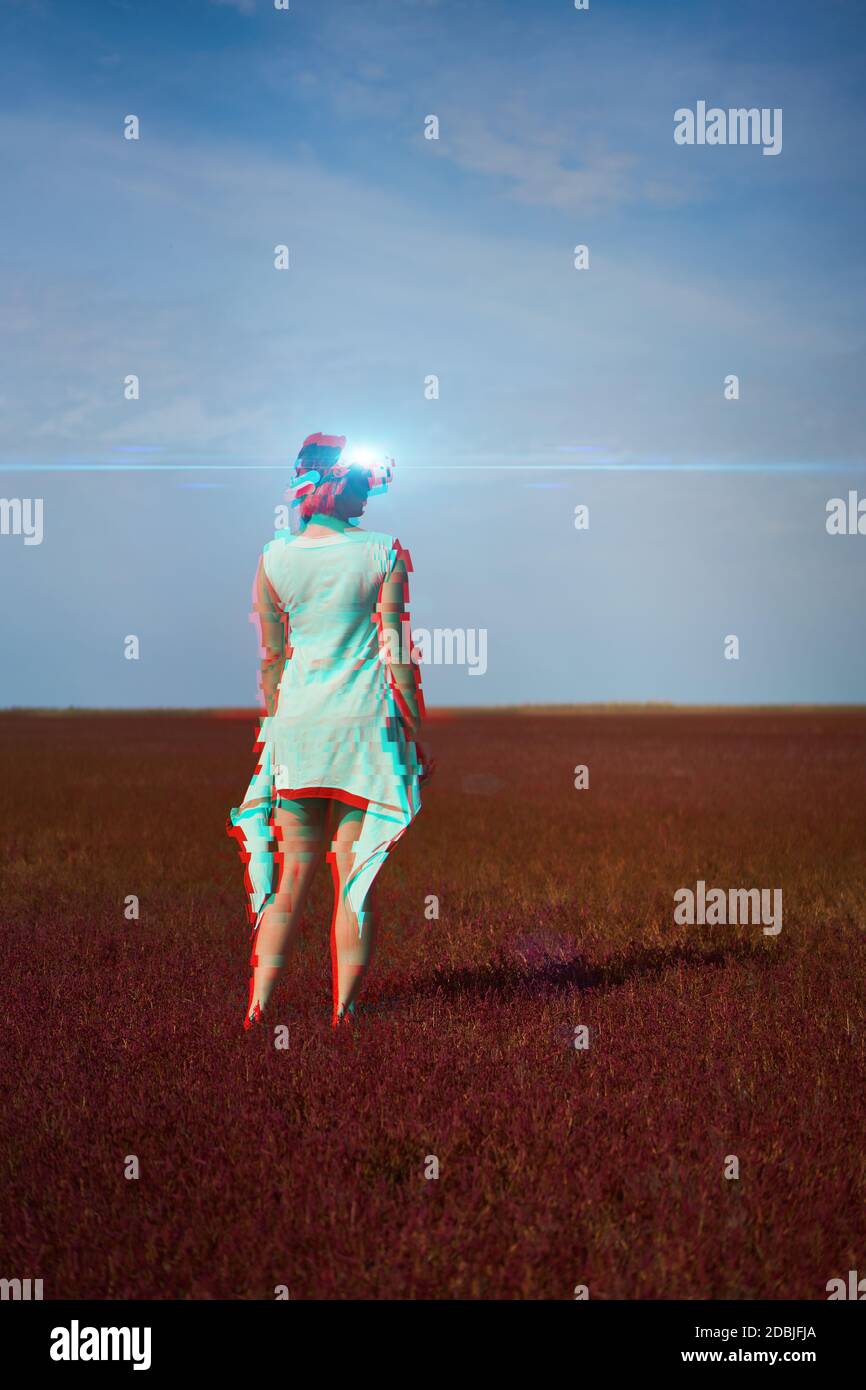 Frau geht in die virtuelle Realität mit Virtual-Reality-Headset. Bild mit Glitch-Effekt. Stockfoto