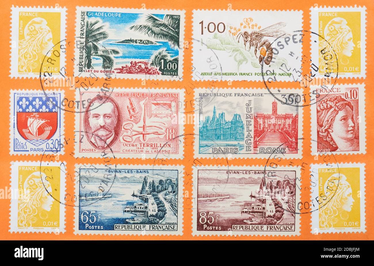 New york, USA - 17. November 2020: Bunte Briefmarken auf Frankreichbrief-Wohnung Nahaufnahme Stockfoto