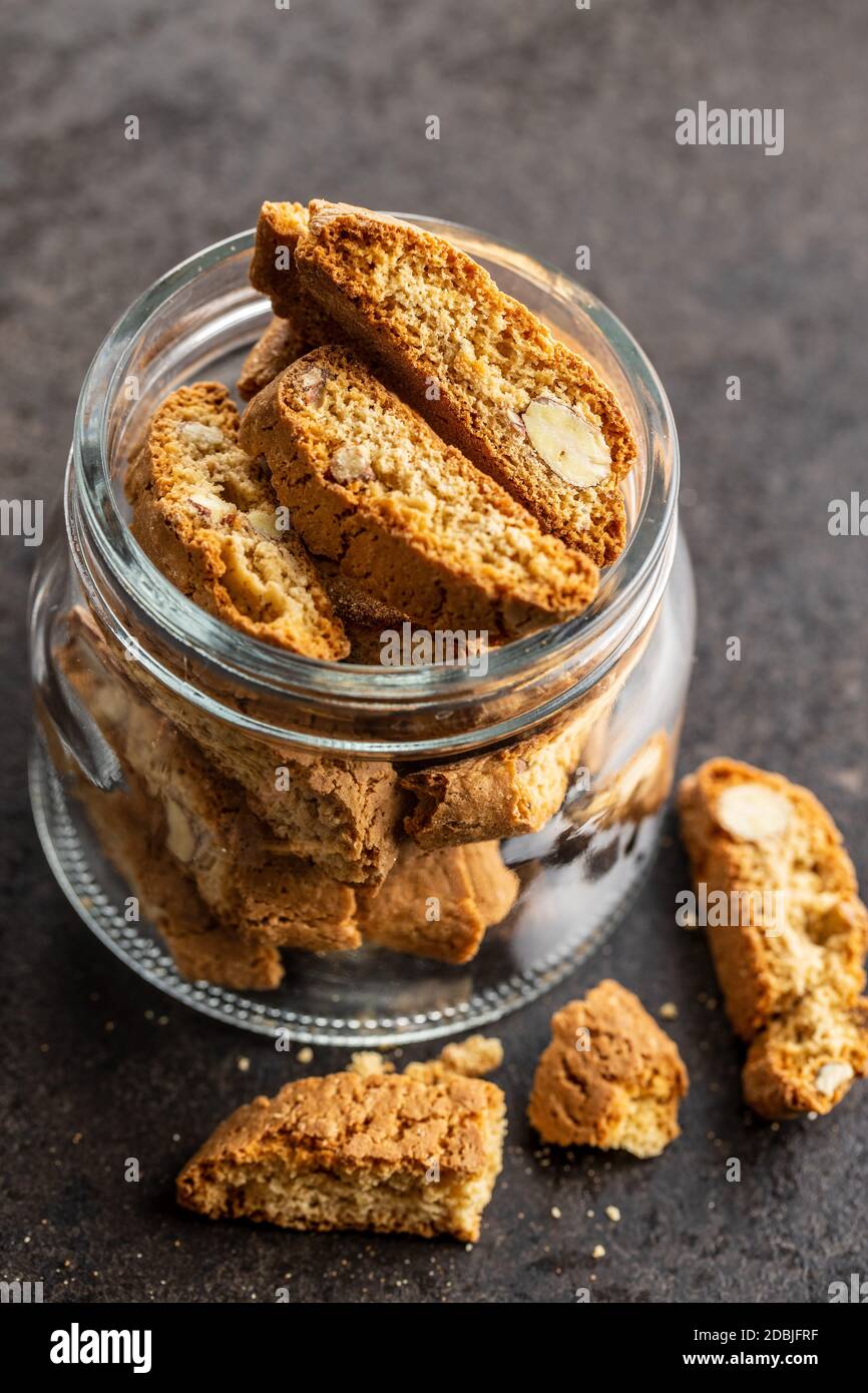 Süße italienische Cantuccini-Kekse. Mandeln Kekse im Glas. Stockfoto