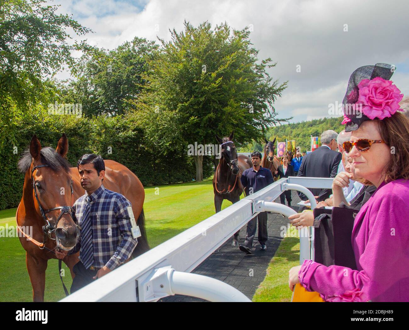 Pferde werden beim glorreichen Goodwood Race Meeting auf der Goodwood Rennbahn in der Nähe von Chichester, West Sussex, beim Qatar Goodwood Festival vorbereitet Stockfoto