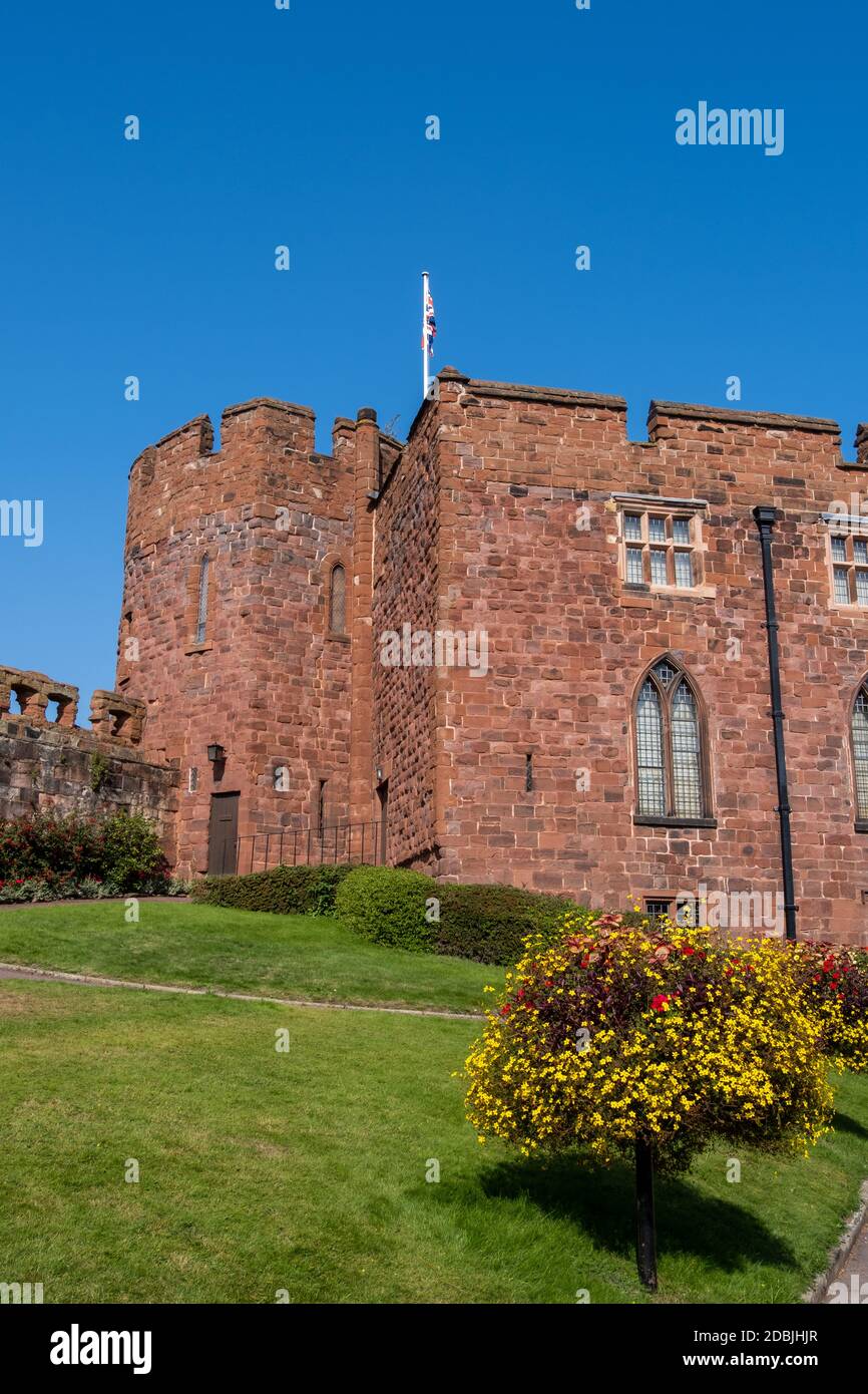 Das Äußere des Schlosses mit Fahnenmast und Gewerkschaftsflagge In Shrewsbury Shropshire September 2020 Stockfoto