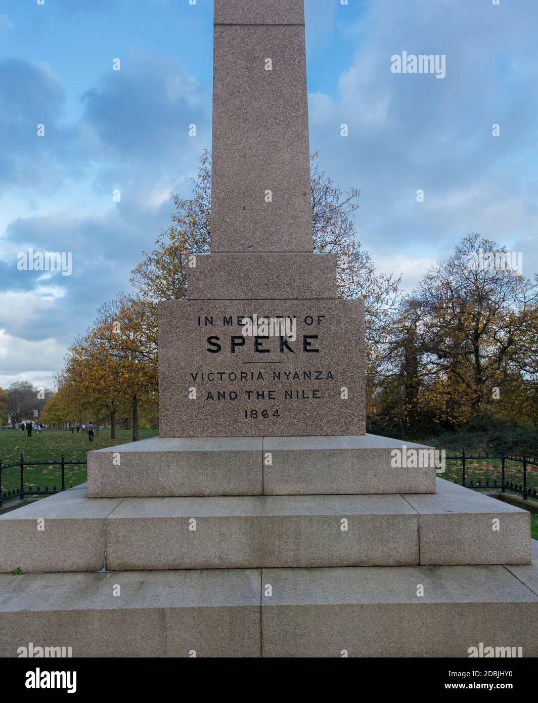 Großes rotes Granitdenkmal für John Hanning Speke, viktorianischen Entdecker in Kensington Gardens; entworfen von Philip Hardwick im Jahr 1886 Stockfoto Großes rotes Granitdenkmal für John Hanning Speke, viktorianischen Entdecker in Kensington Gardens; entworfen von Philip Hardwick im Jahr 1886 Stockfoto
