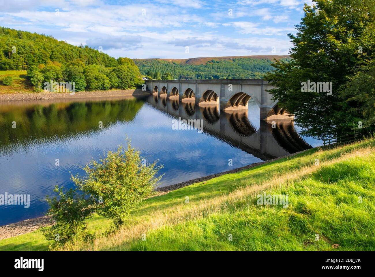 Ladybower Reservoir Ashopton Viadukt und A57 über Ladybower Reservoir Derbyshire Peak District Nationalpark Derbyshire England Großbritannien GB Europa Stockfoto