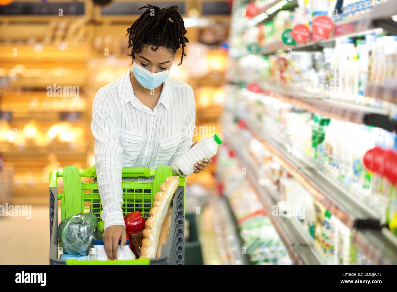 African American Frau Kauf Lebensmittel Stehend Mit Pushcart Im Geschäft Stockfoto