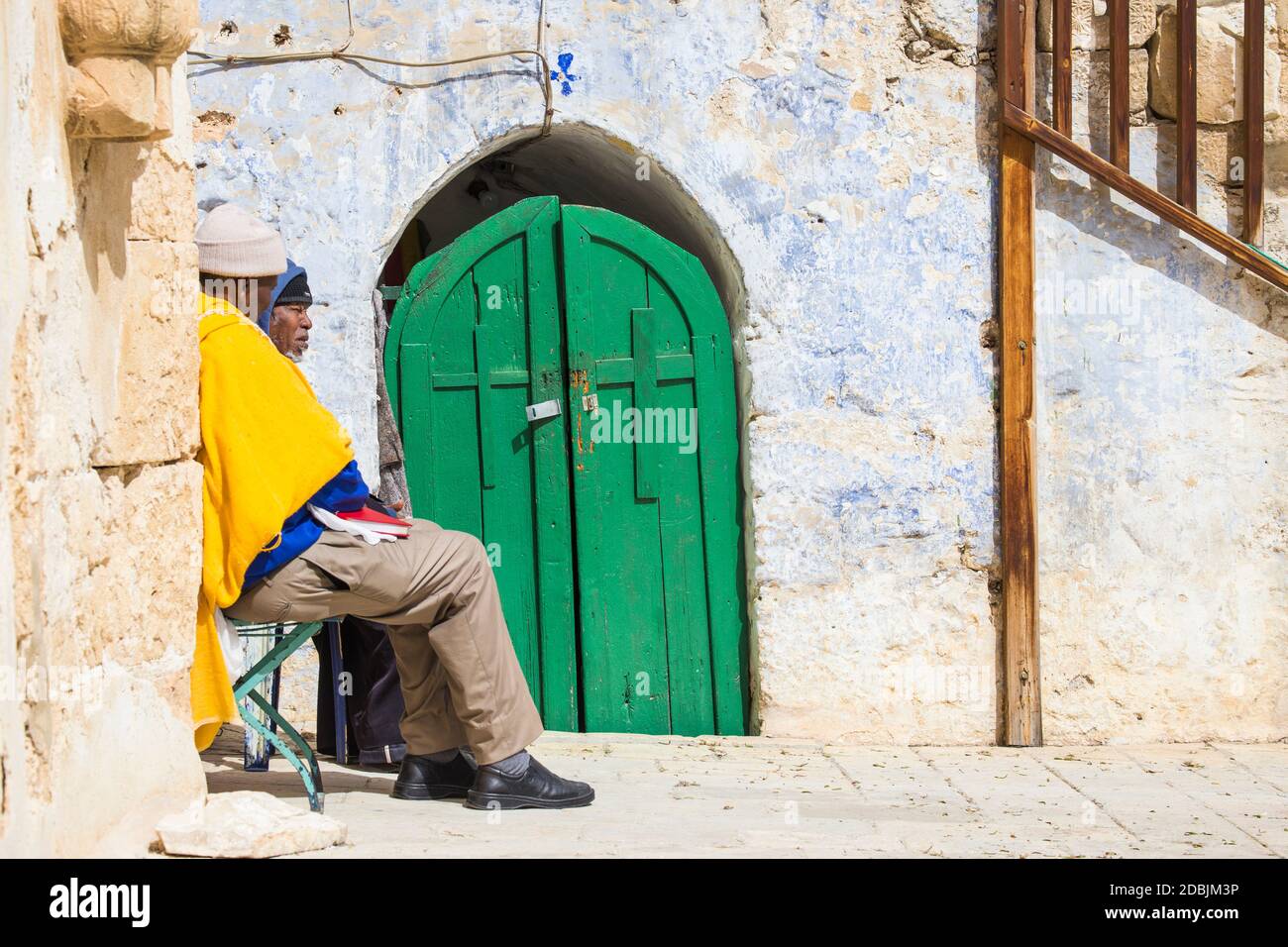 Israel, Jerusalem, der Hof des Heiligen Grabes. Männer, die vor der koptischen Kirche sitzen Stockfoto