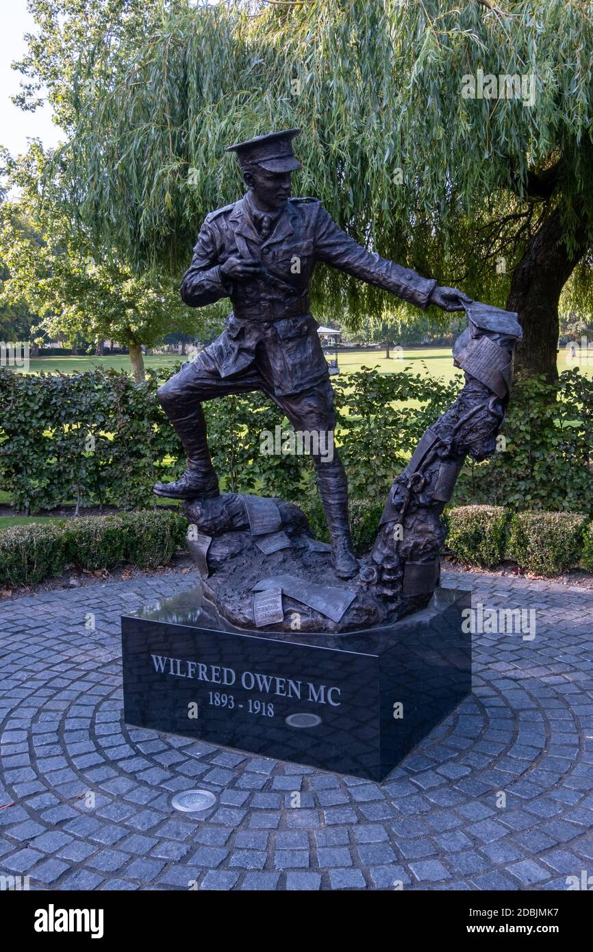 Statue von Wilfred Owen CAE Glas Park in Oswestry Shropshire September 2020 Stockfoto