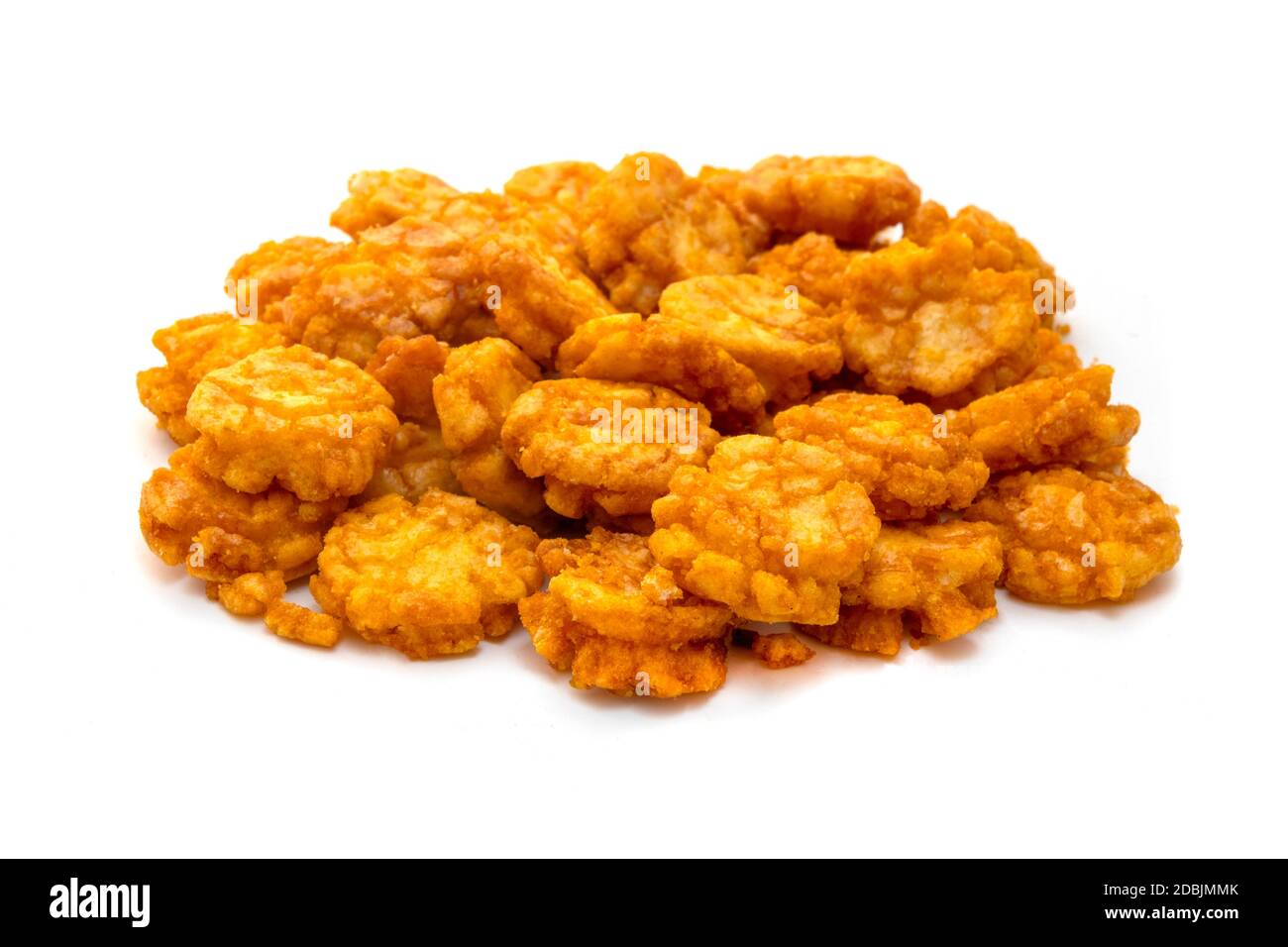 Chili Rice Cracker auf weißem Hintergrund Stockfoto