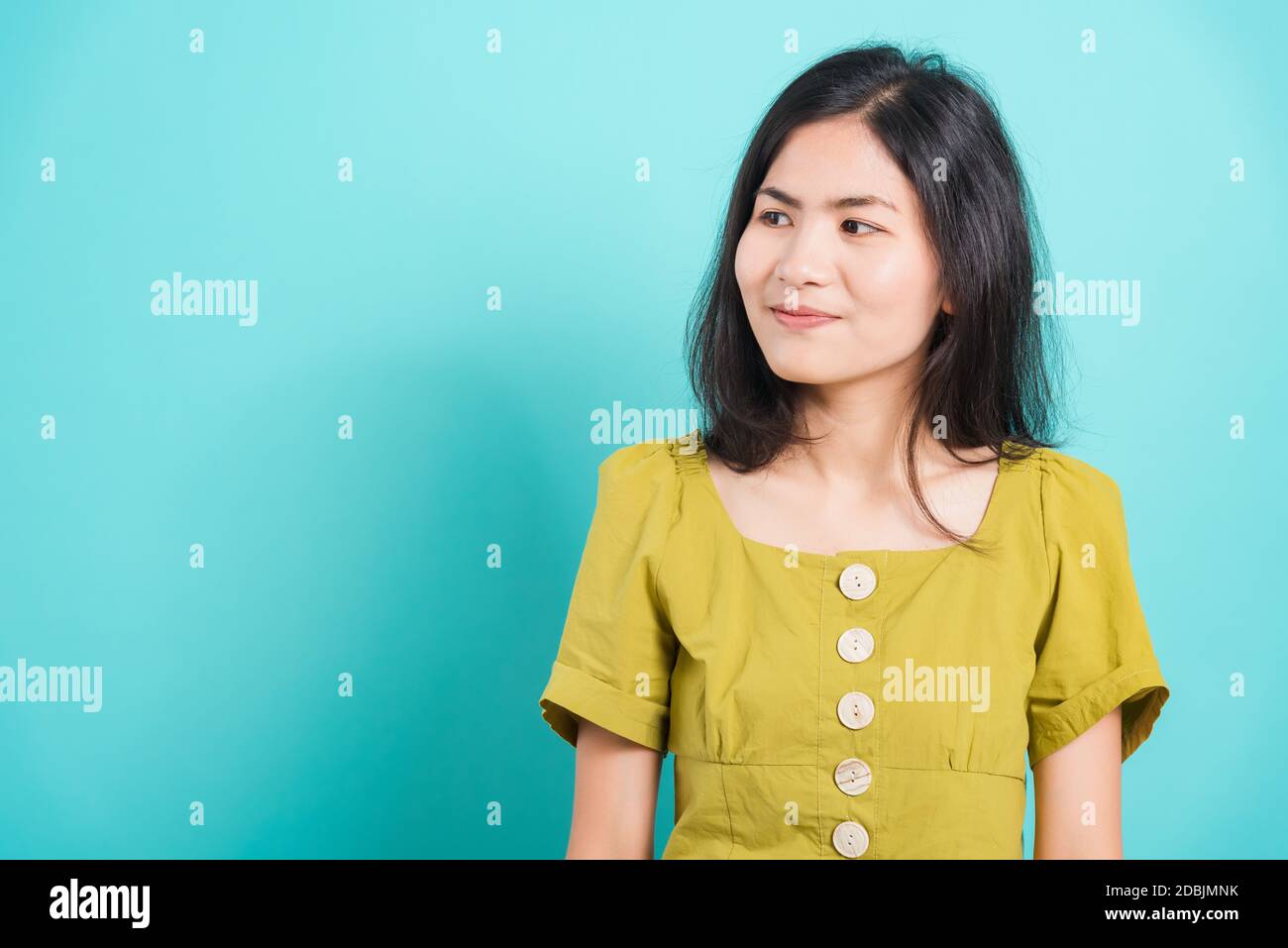 Porträt Asian schöne junge Frau stehen Lächeln sehen weiße Zähne, sie an der Seite, schießen Foto im Studio auf weißem Hintergrund. Das war es Stockfoto