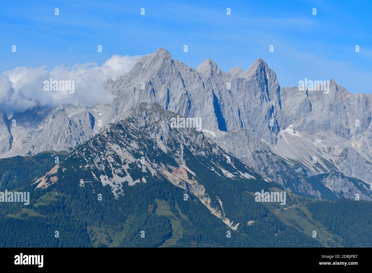 Blick auf die Dachsteinberge in österreich im Herbst Stockfoto