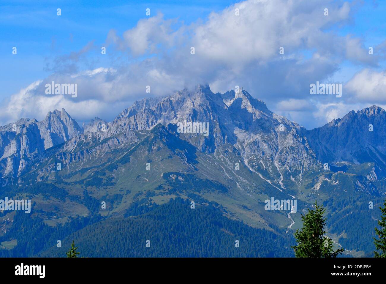Blick auf die Dachsteinberge in österreich im Herbst Stockfoto