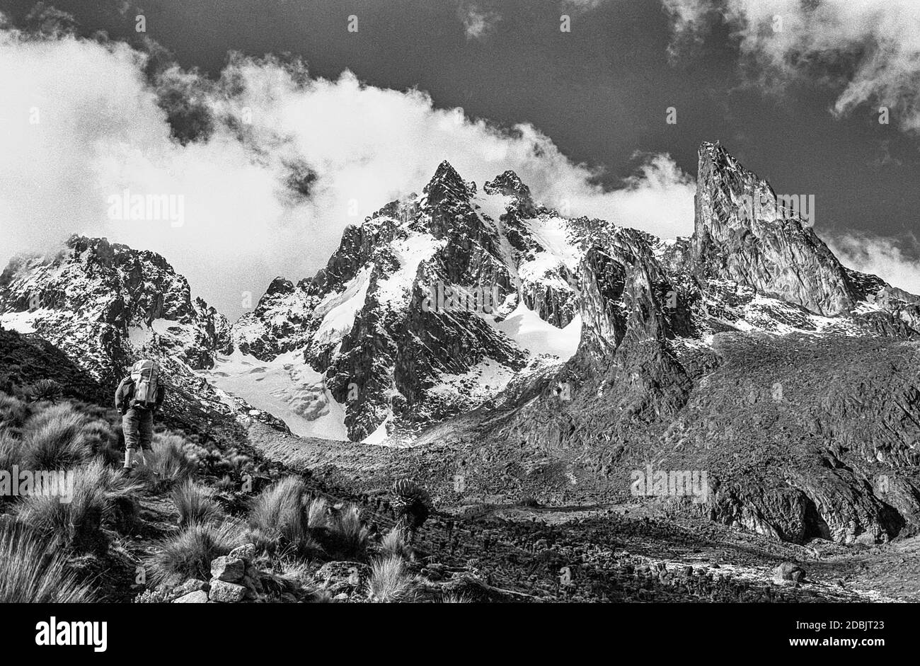 Kenia. Dies ist der Mount Kenya aus dem Teleki Valley, wie er 1976/77 war, mit den Zwillingsspitzen von Batian auf 17,058 m; 5199m auf der linken Seite und Nelion 17,022ft; 5188m auf der rechten Seite. Die Gipfel sind am Gipfel gespalten mit der Lücke namens The Gates of Mists, von wo aus der Berg durch den alten vulkanischen Kern des Diamond Couloir gespalten ist. Der zackige Gipfel rechts ist Point John, während der kleinere Gipfel in der Mitte Midget Peak ist. Der Berg ist auch bekannt unter dem lokalen Namen Kirinyaga mit Batian und Nelion nach lokalen Masai benannt Stockfoto