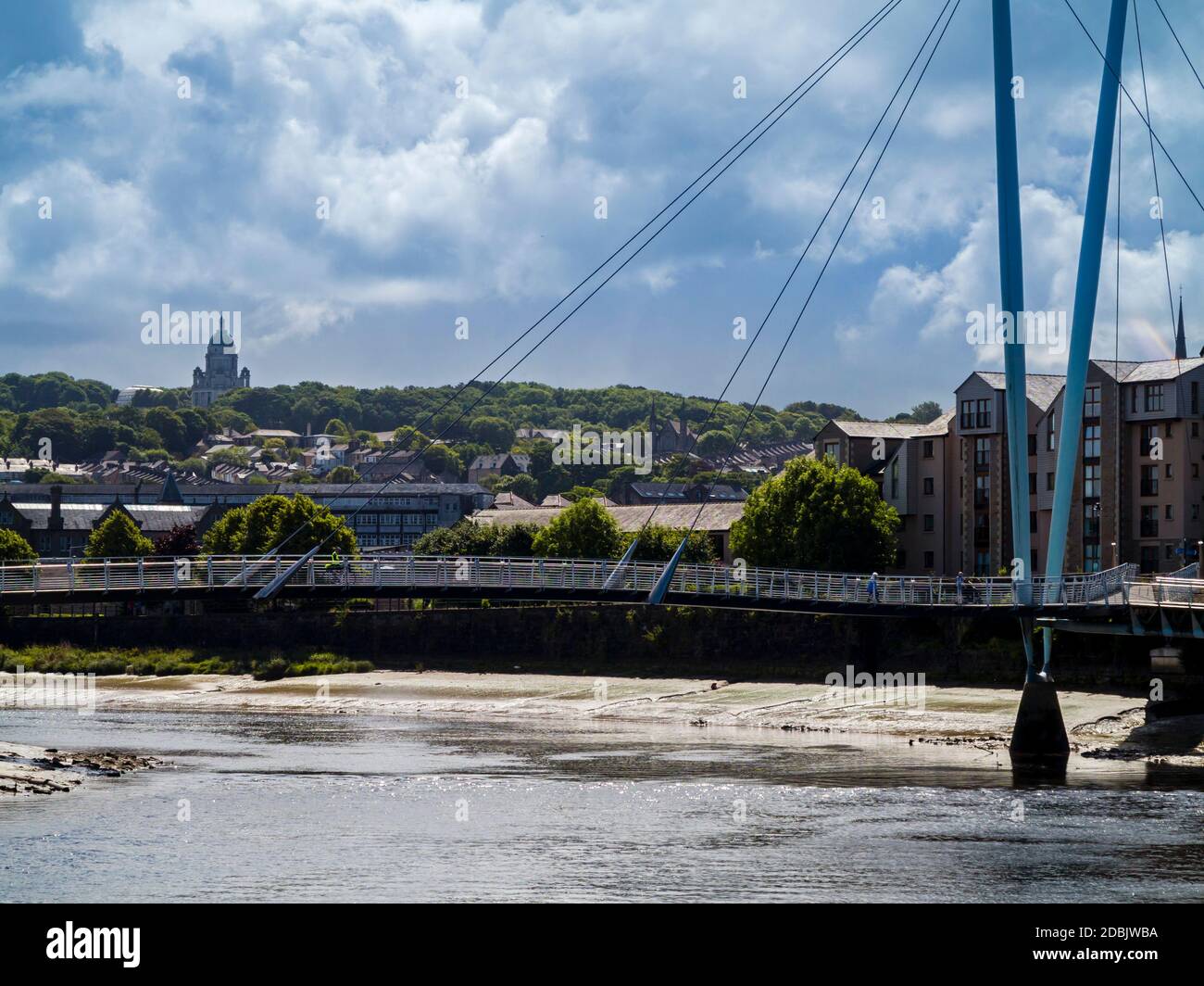 Die Lune Millennium Bridge eine von Whitby Bird and Partners 2000 entworfene Steg, die den Fluss Lune in Lancaster England überspannt. Stockfoto