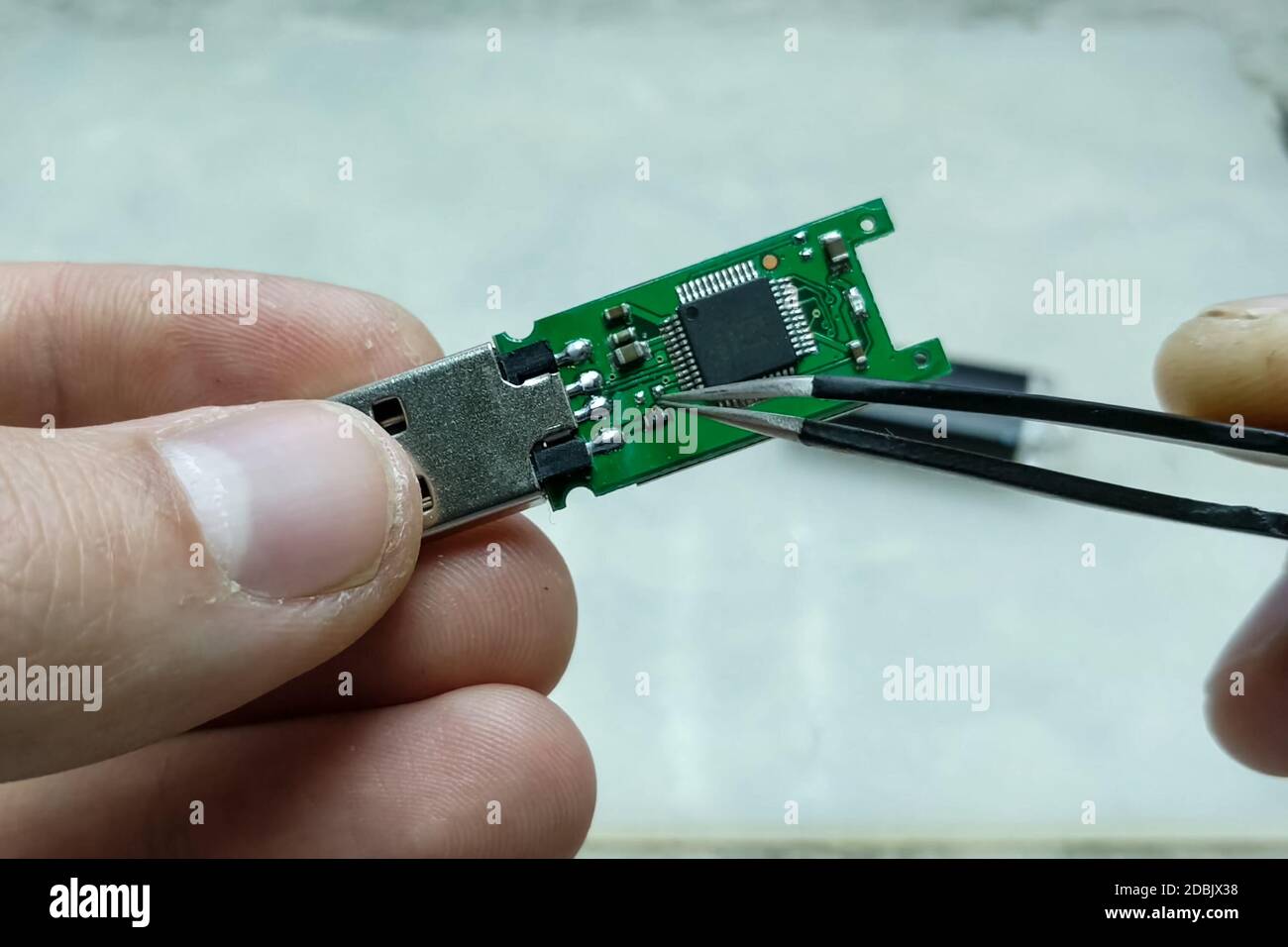 USB-Stick reparieren. USB-Stick USB in den Händen eines Meisterwerkmeisters  Stockfotografie - Alamy