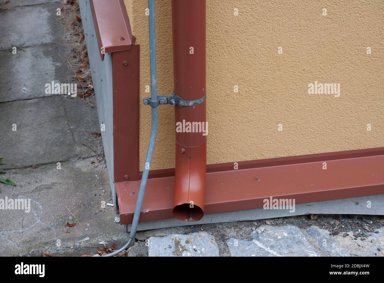 Nahaufnahme der farbigen Zinkplatte auf der Plint Wand des Hauses aus Holzfaser Zementplatte. Stockfoto