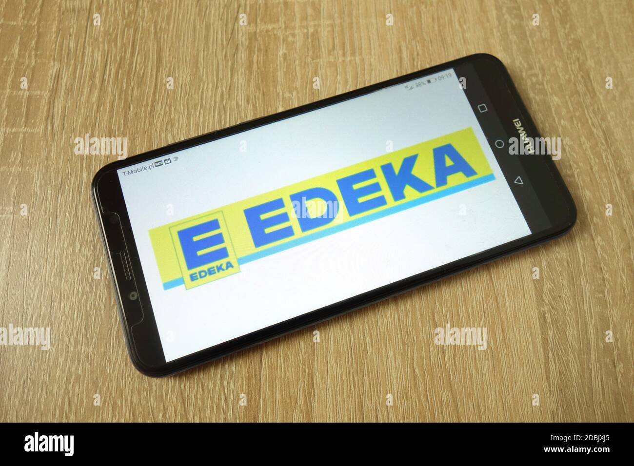 KONSKIE, POLEN - 21. Juni 2019: Firmenlogo der EDEKA-Gruppe auf dem Mobiltelefon Stockfoto
