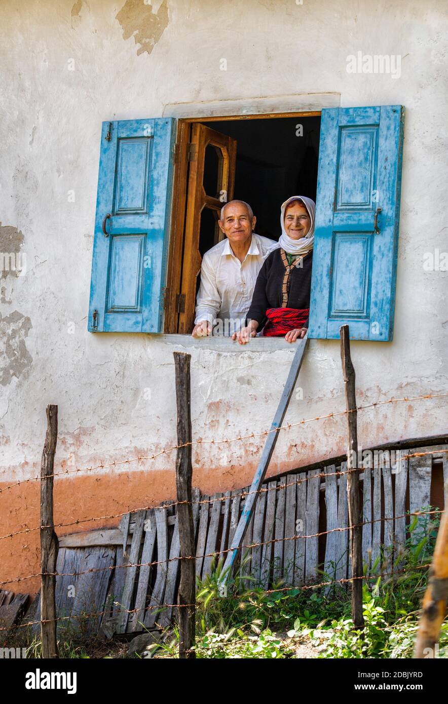 Die Dorfbewohner in Asalem, Provinz Gilan, ziehen im Sommer in ihre Landhäuser in Höhenlagen, um ihre Herden zu weiden. Stockfoto